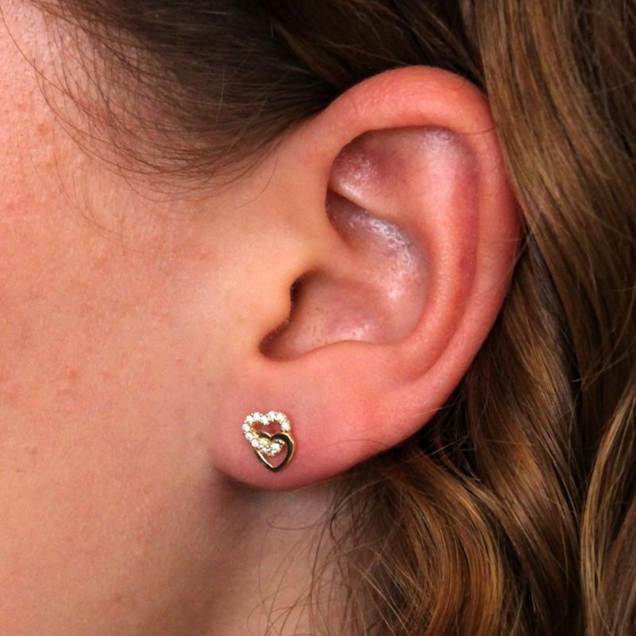 Voir la diapositive 3 : L'ATELIER D'AZUR Boucles d'Oreilles Or Jaune - Coeurs Enlacés Pavés de Zirconiums - Femme ou Enfant