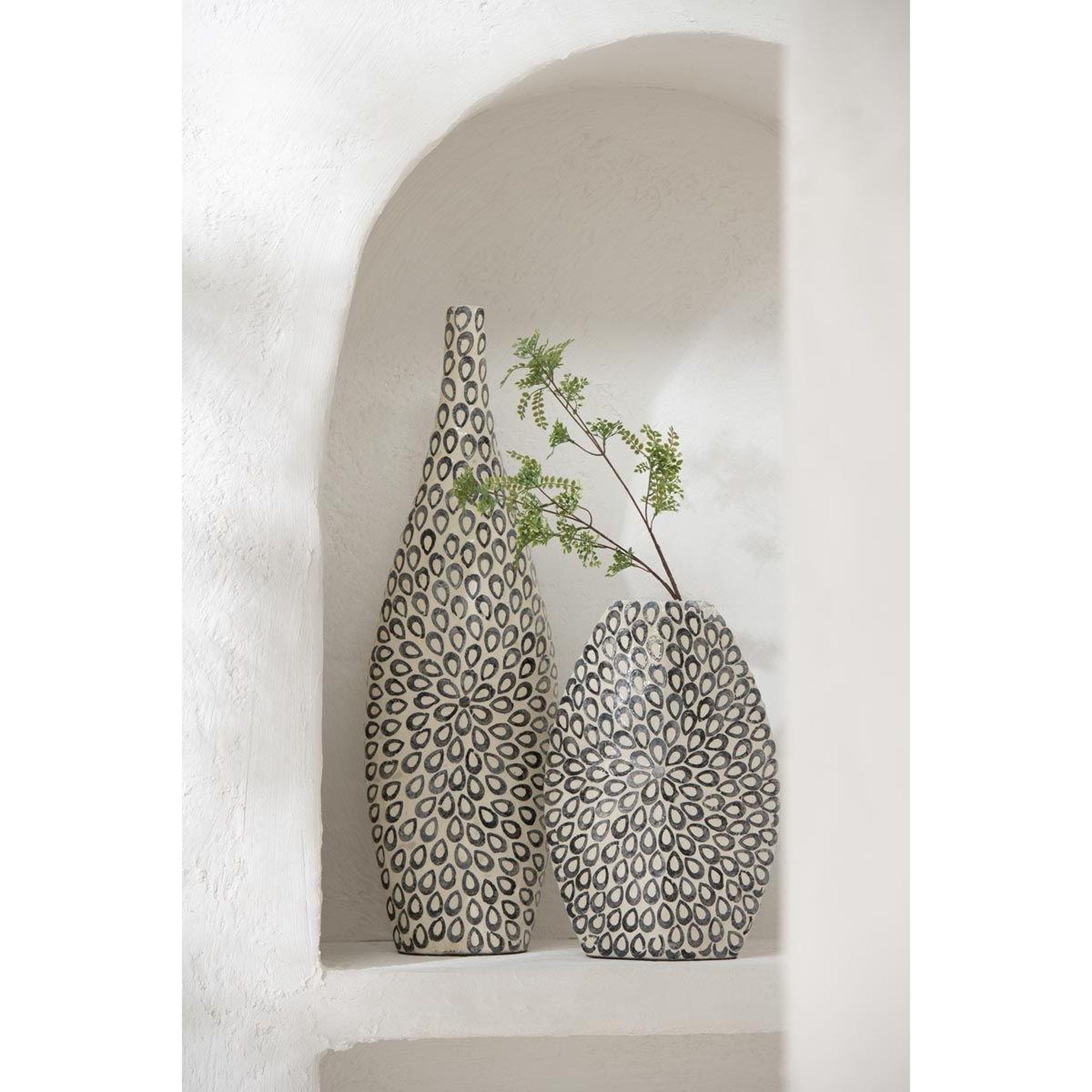 Voir la diapositive 3 : J-LINE Vase long design  goutte  84cm noir & blanc