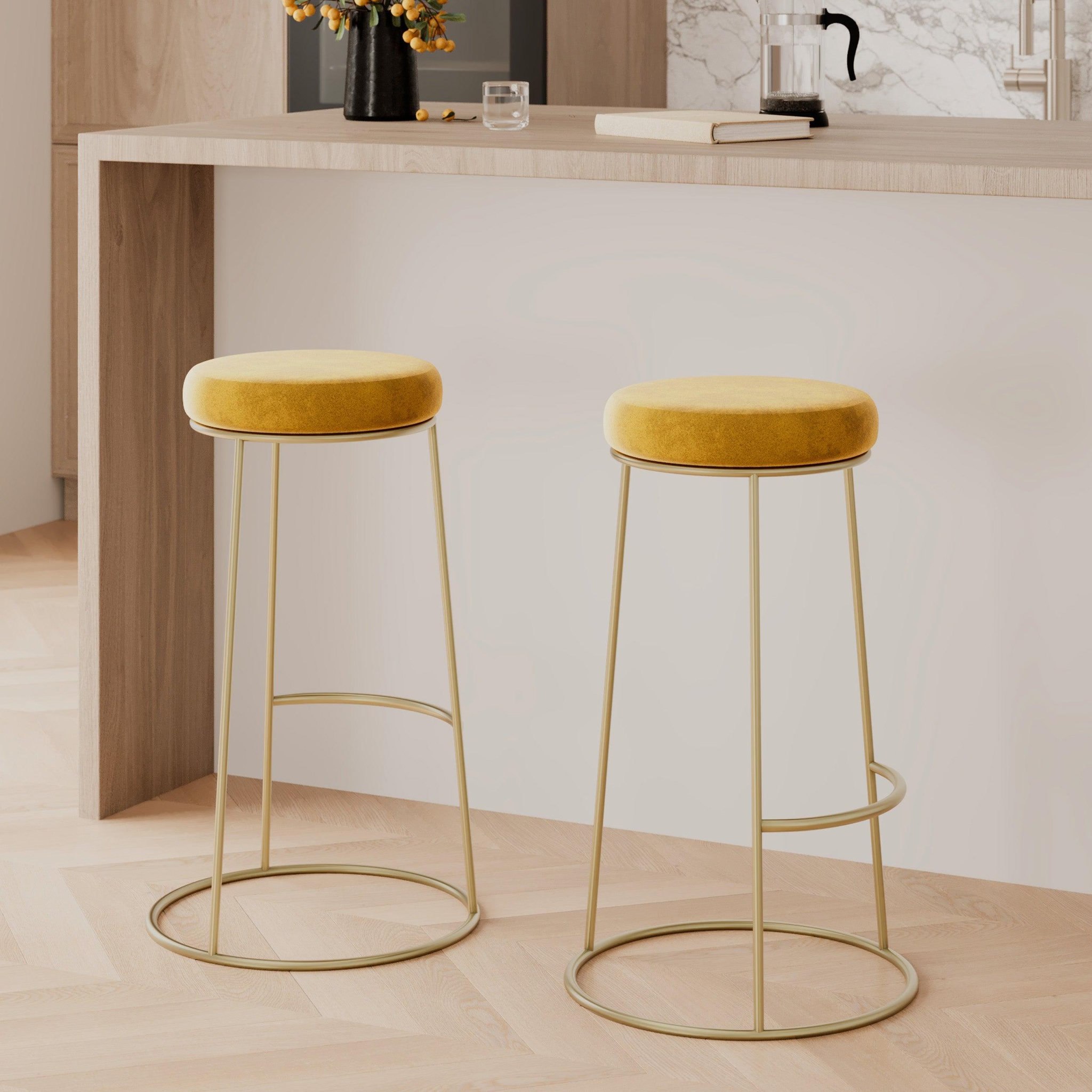 Voir la diapositive 2 : MAISON PAVANE Lot de 2 tabourets de bar 73 cm en velours jaune curry-kendal