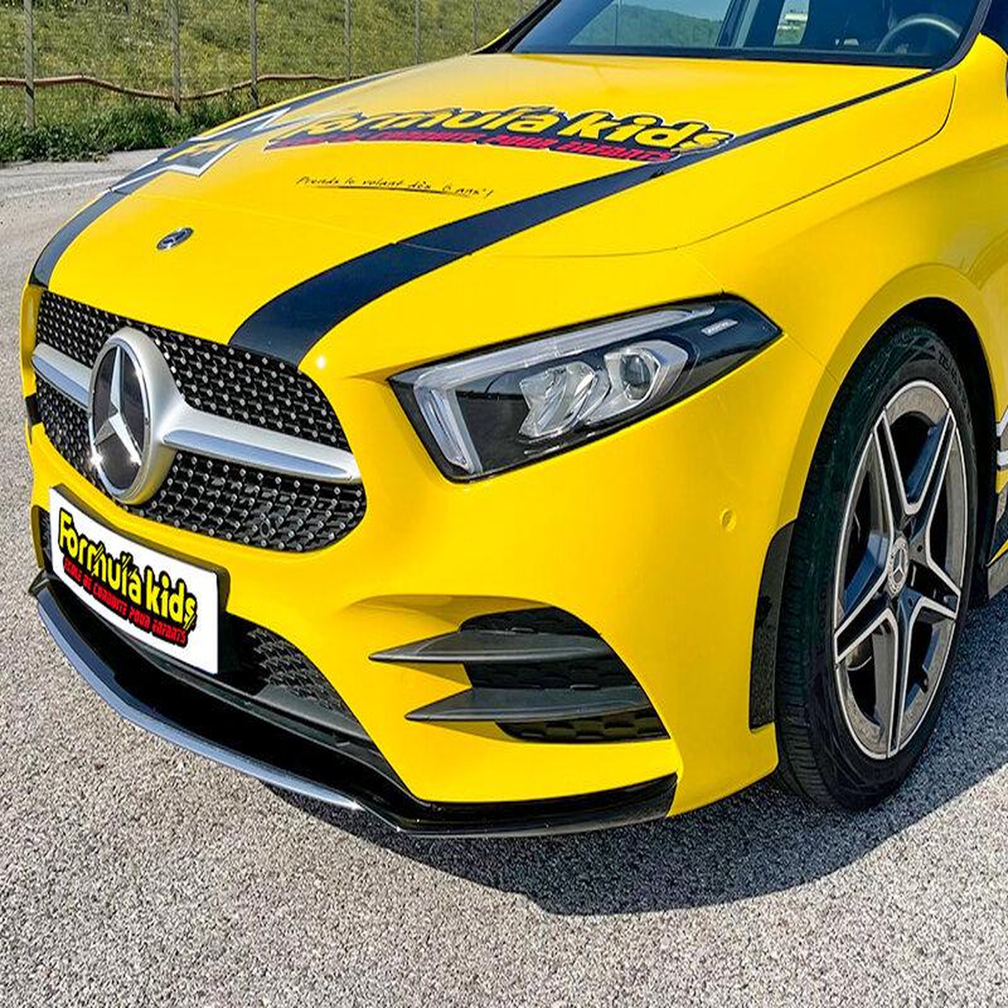 Voir la diapositive 2 : Smartbox Stage de pilotage enfant : 10 tours de circuit au volant d'une mercedes classe a amg line - coffret cadeau sport & aventure