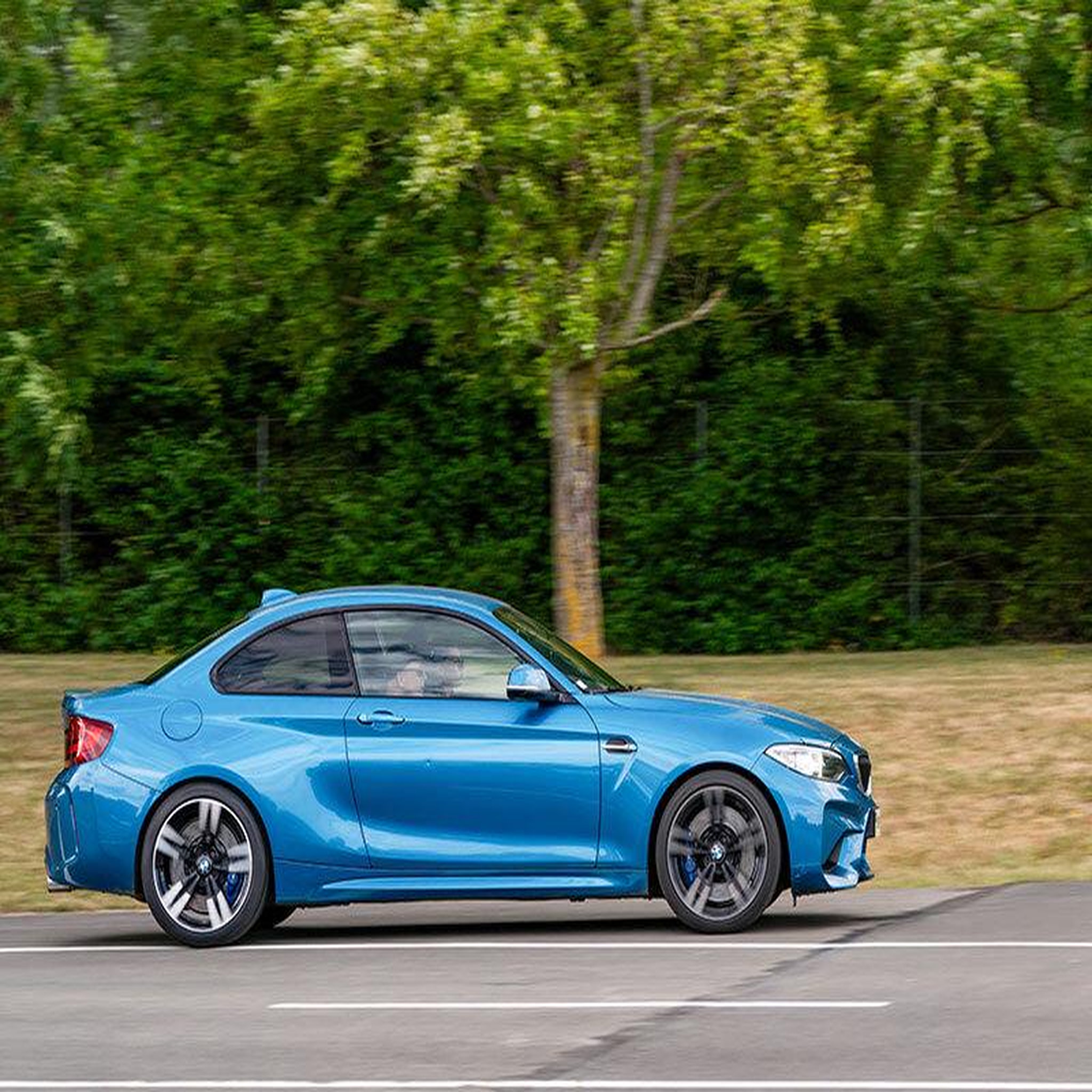 Voir la diapositive 6 : Smartbox Stage de pilotage enfant : 5 tours de circuit en alpine a110 s ou bmw m2 - coffret cadeau sport & aventure
