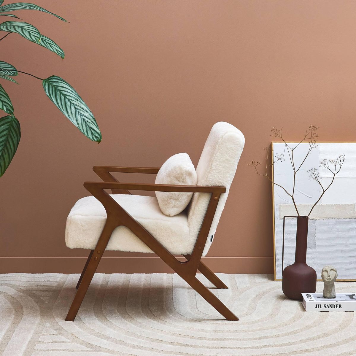SWEEEK Fauteuil scandinave bois d'hévéa teinté noyer et tissu effet fausse fourrure