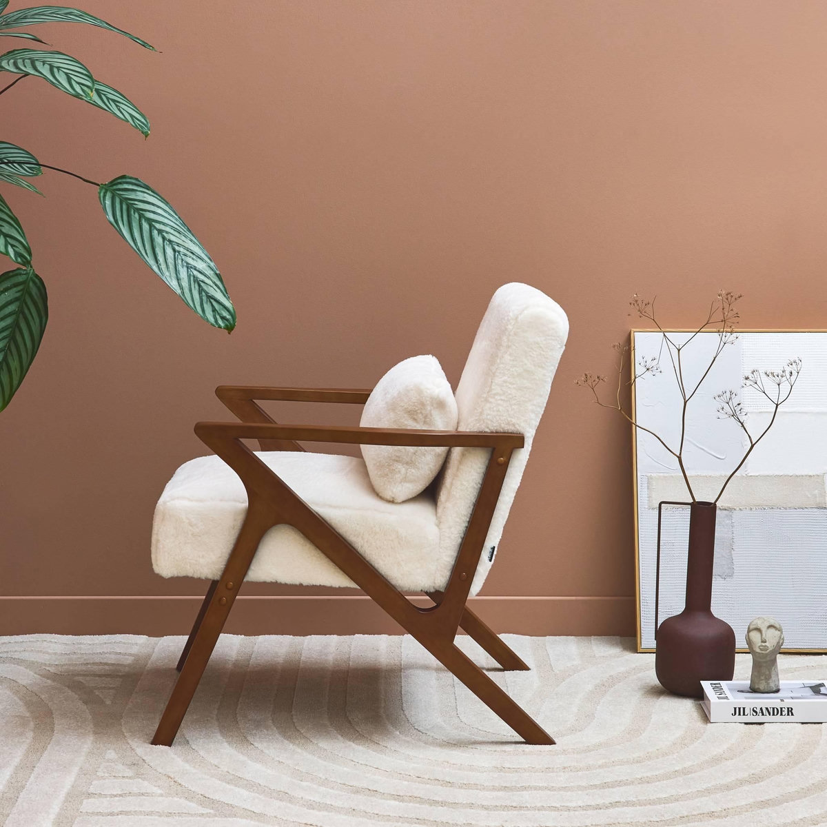 SWEEEK Fauteuil scandinave bois d'hévéa teinté noyer et tissu effet fausse fourrure
