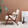 Voir la diapositive 4 : SWEEEK Fauteuil scandinave bois d'hévéa teinté noyer et tissu effet fausse fourrure