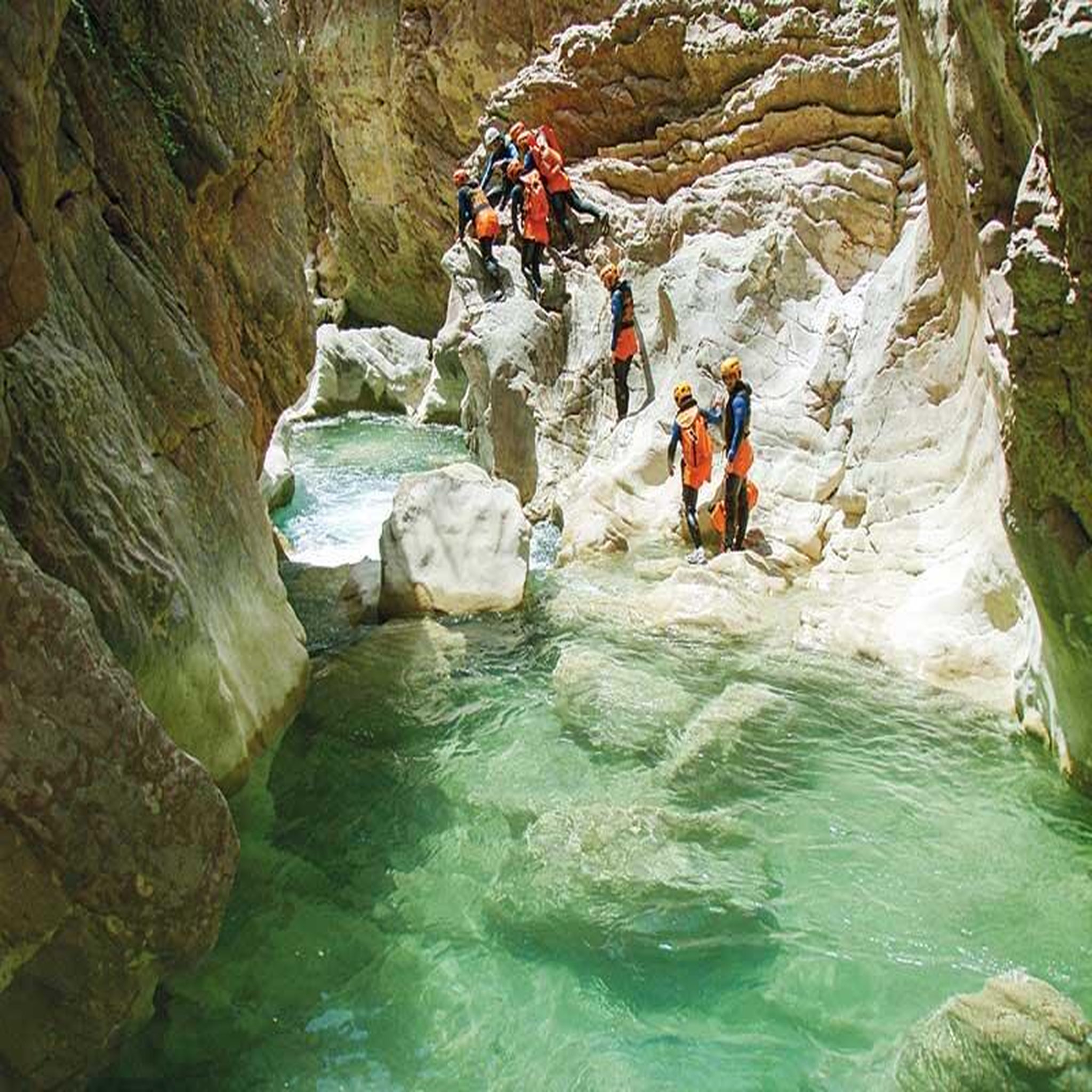 Voir la diapositive 4 : Smartbox Session de canyoning de 2h30 dans les pyrénées - coffret cadeau sport & aventure