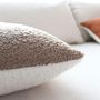 Voir la diapositive 3 : Paris Prix Coussin Déco Bouclé  Lodge  40x40cm Écru & Taupe