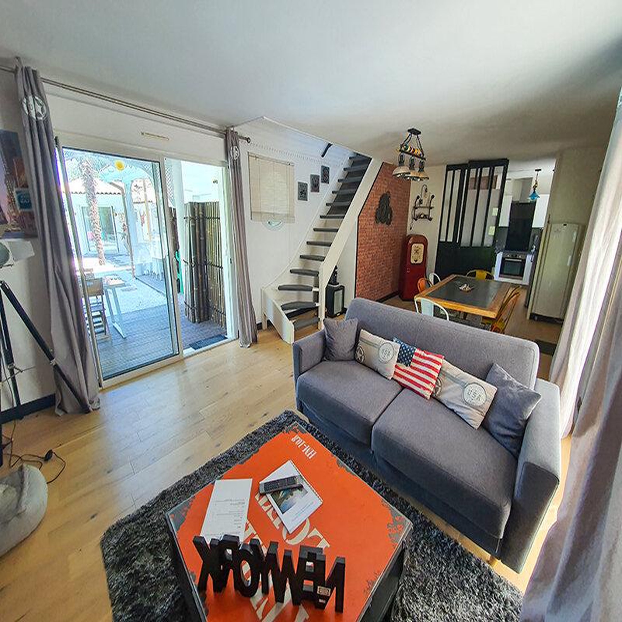 Voir la diapositive 2 : Smartbox Séjour de 2 jours en famille dans un loft près d'Arcachon - Coffret Cadeau Séjour