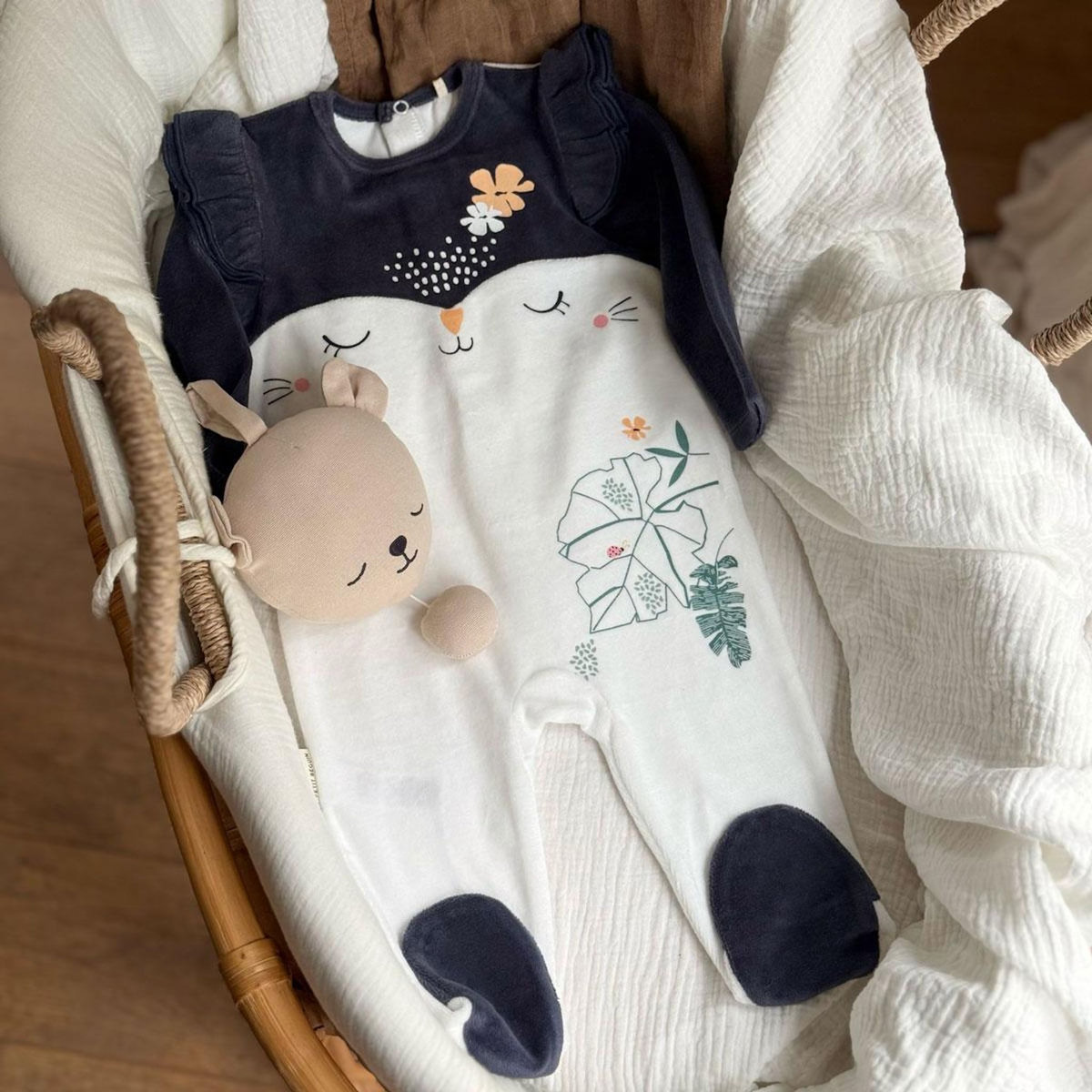 Petit Béguin Pyjama bébé en velours Holamuchacha