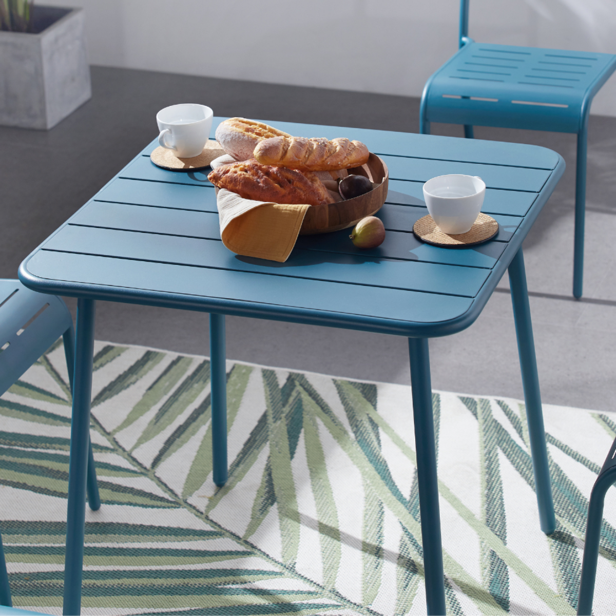 CONCEPT USINE Ensemble table + chaise en acier bleu 4 places BERGAME