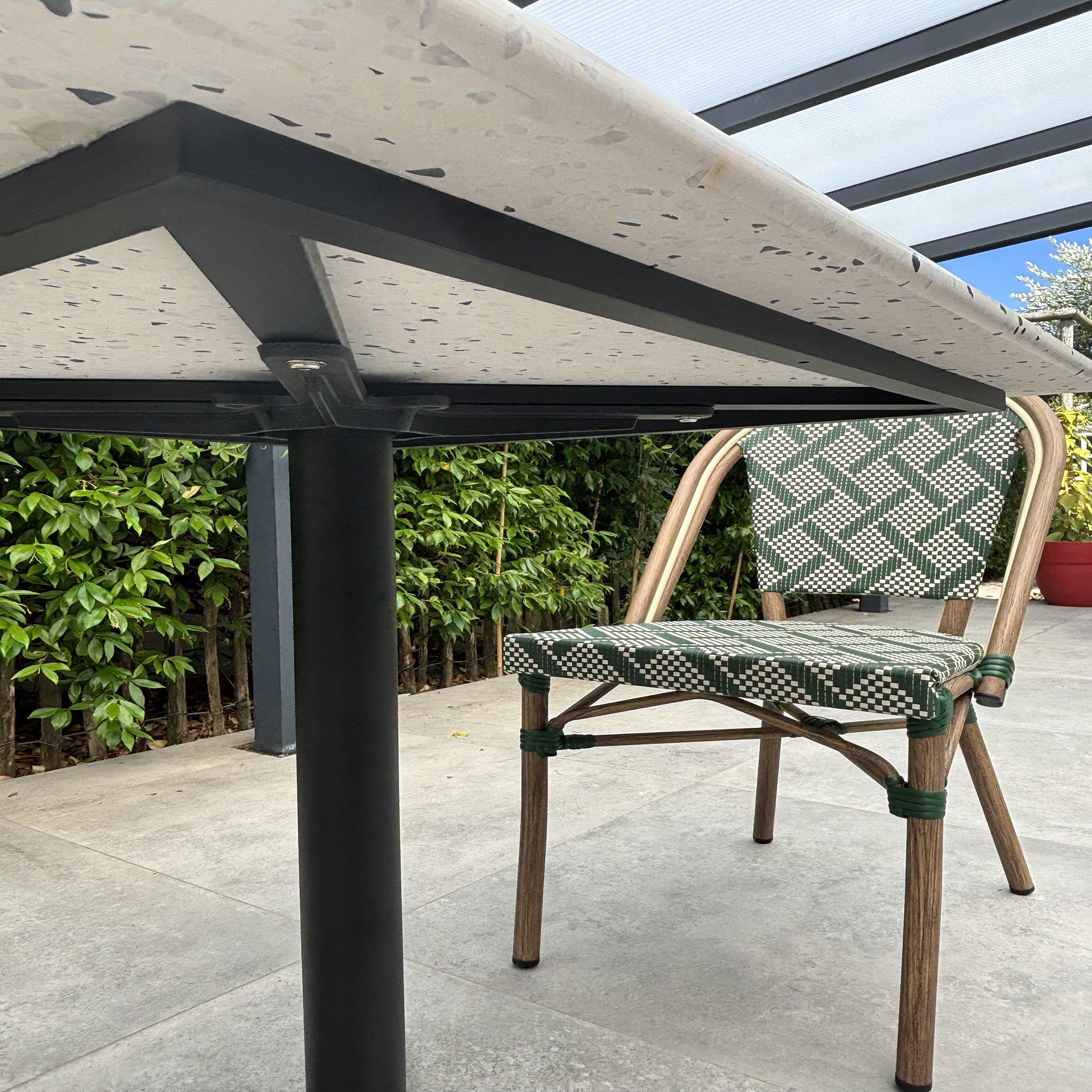 Voir la diapositive 5 : DCB GARDEN Ensemble repas de jardin en acier et plateau terrazzo (2 places)