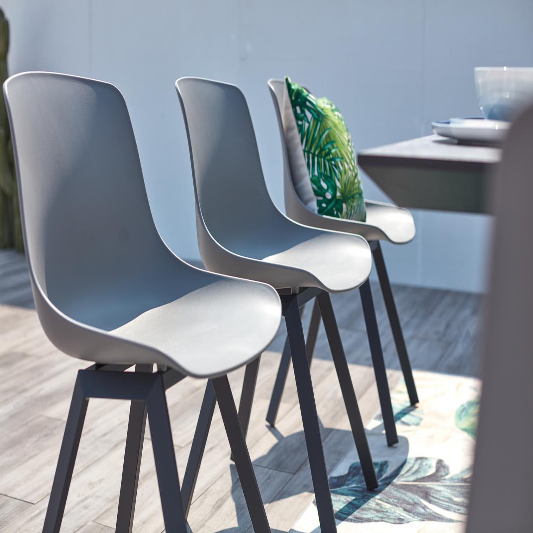 Voir la diapositive 5 : CONCEPT USINE Salon de jardin aluminium et plateau aspect ciment 8 places temara