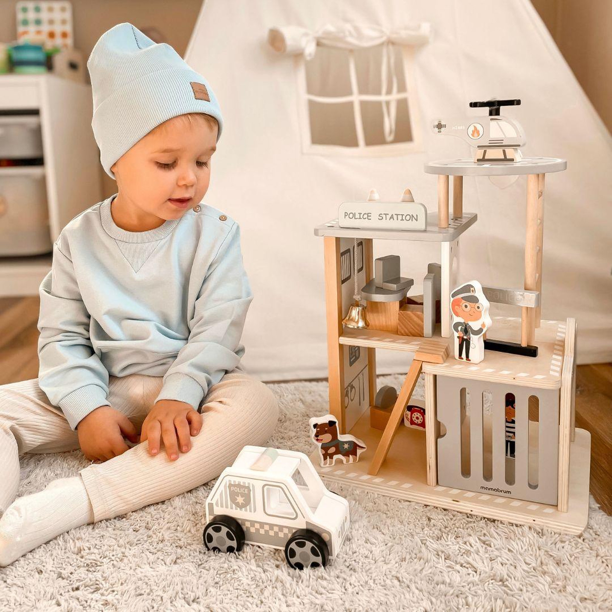 Voir la diapositive 2 : MAMABRUM Poste de Police en Bois avec Accessoires, Voiture, Hélicoptère et Figurines, dès 3 Ans