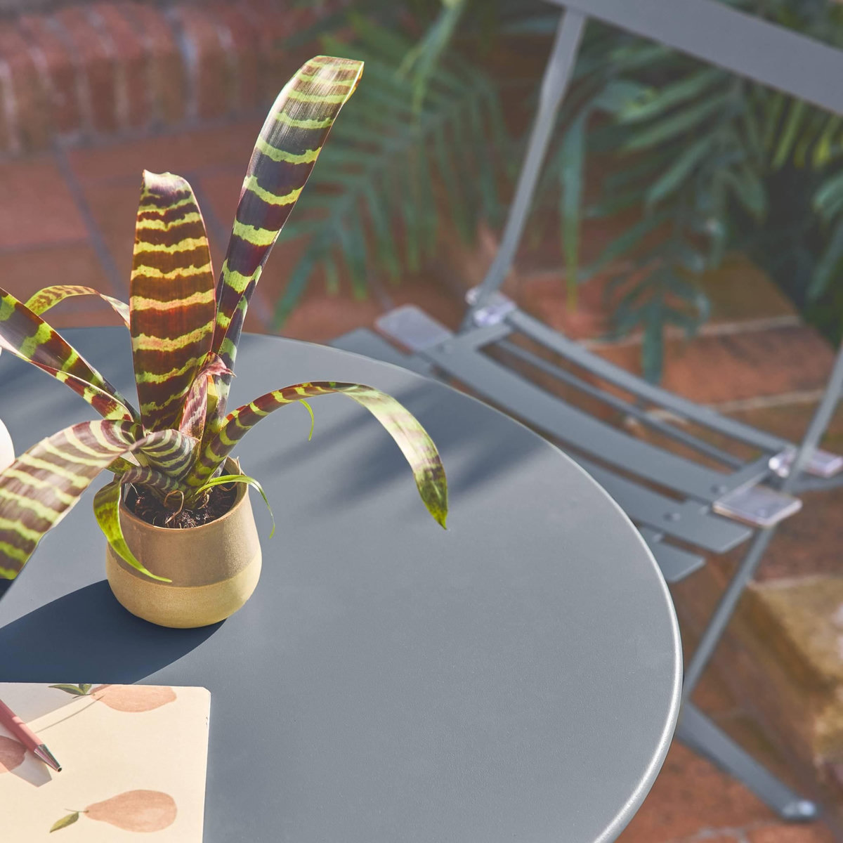 SWEEEK Table de jardin bistrot pliante métal + 2 assises bleu grisé Ø60 x 70cm. acier thermolaqué