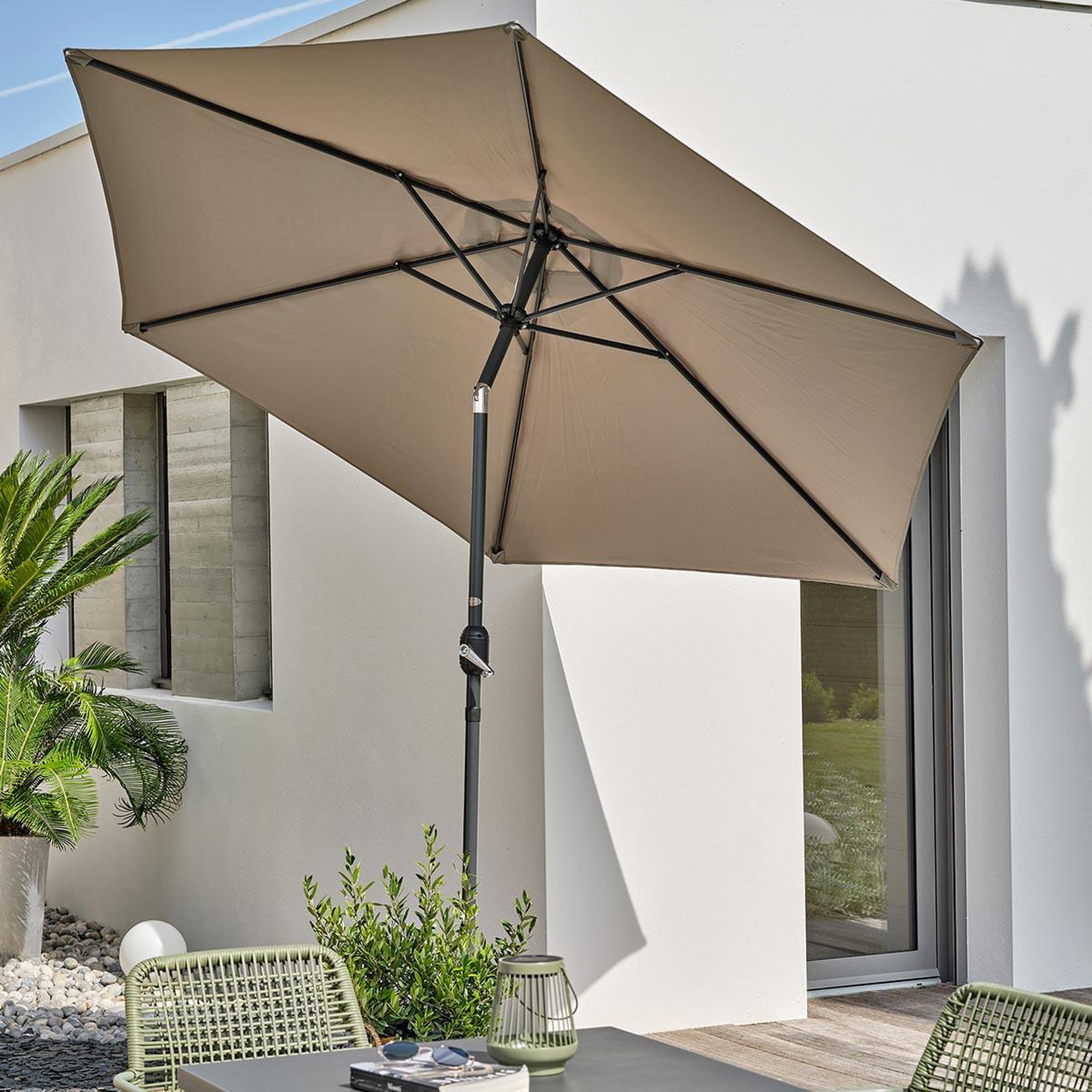 Voir la diapositive 2 : DCB GARDEN Parasol Inclinable à Manivelle  Marbella  270cm Kaki