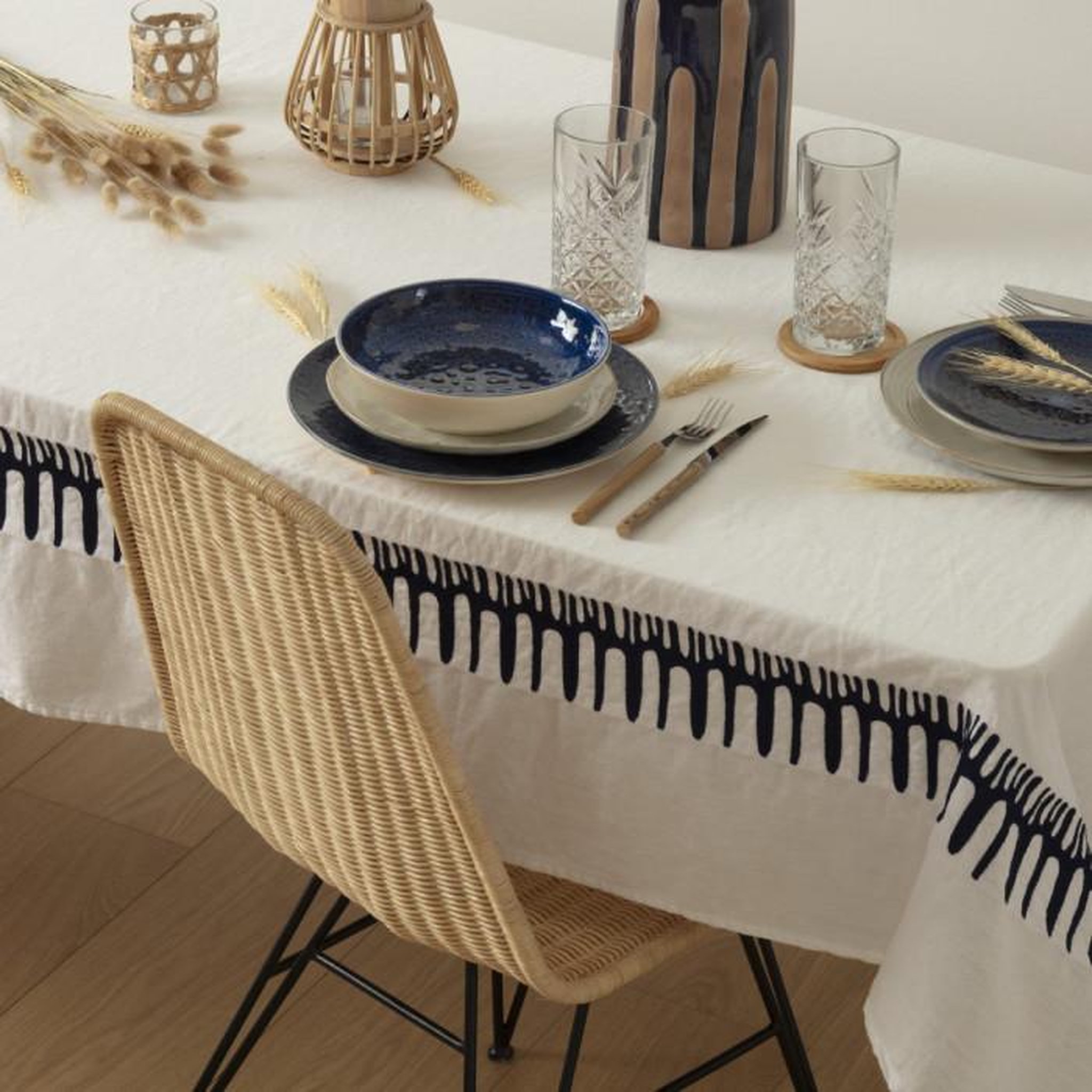 Voir la diapositive 4 : ATMOSPHERA Nappe Déco  Brodée  150x300cm Blanc