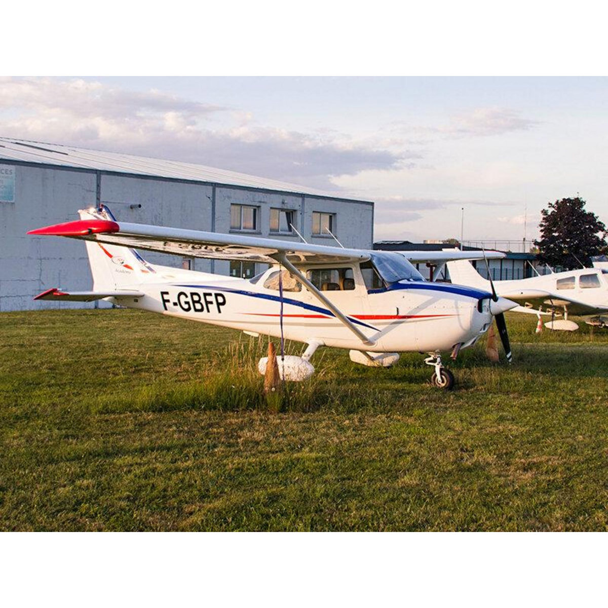 Smartbox Vol d'initiation de 20 min avec prise de commandes près de Paris - Coffret Cadeau Sport & Aventure