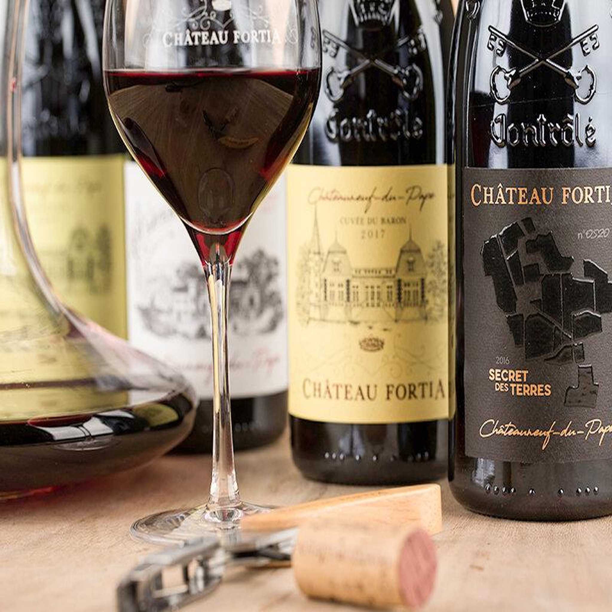 Voir la diapositive 3 : Smartbox Visite d'une cave à châteauneuf-du-pape avec dégustation de 4 vins et 1 bouteille offerte - coffret cadeau gastronomie