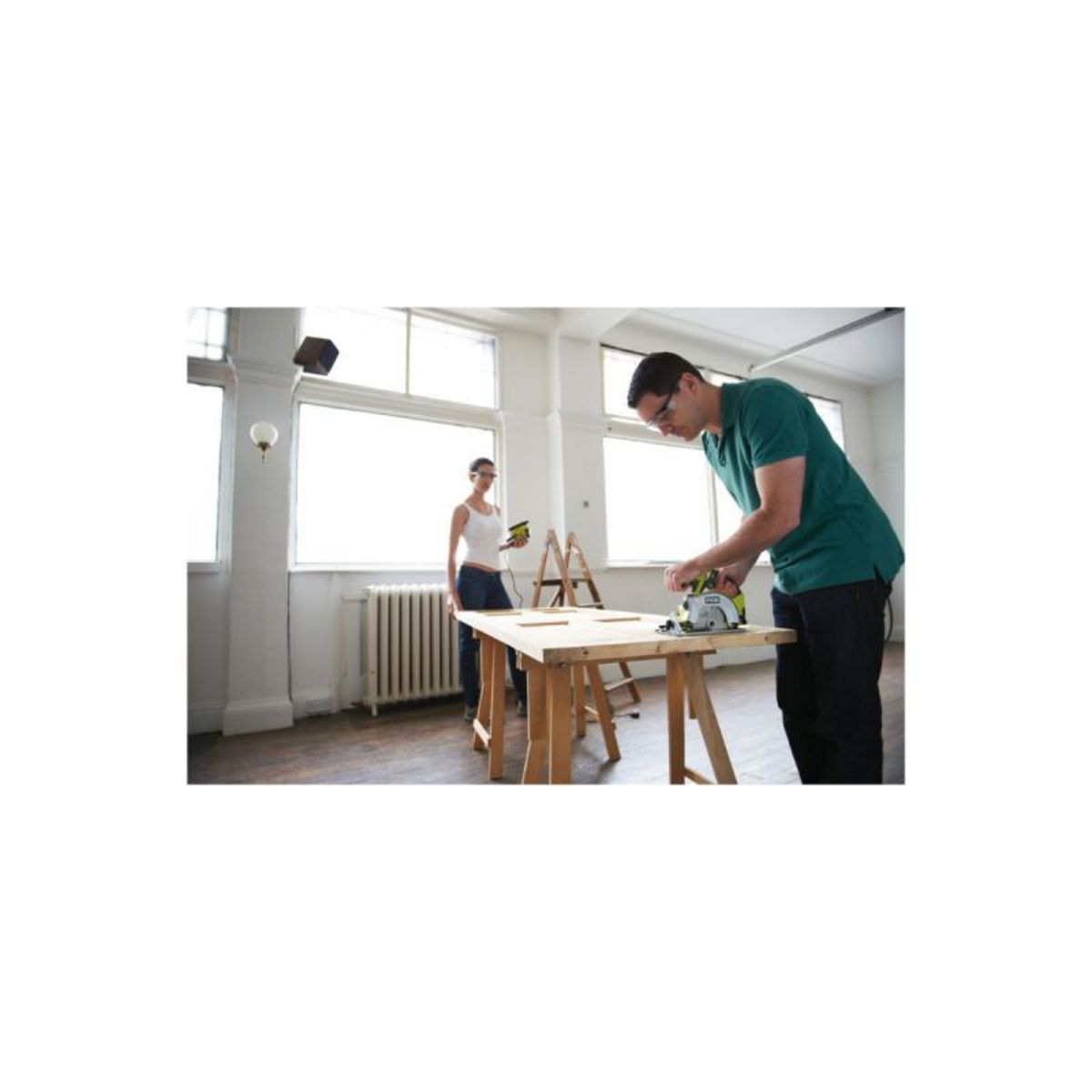 Ryobi Pack RYOBI Scie circulaire RWSL1801M - 18V One+ - 1 Batterie 2.0Ah - 1 Chargeur rapide