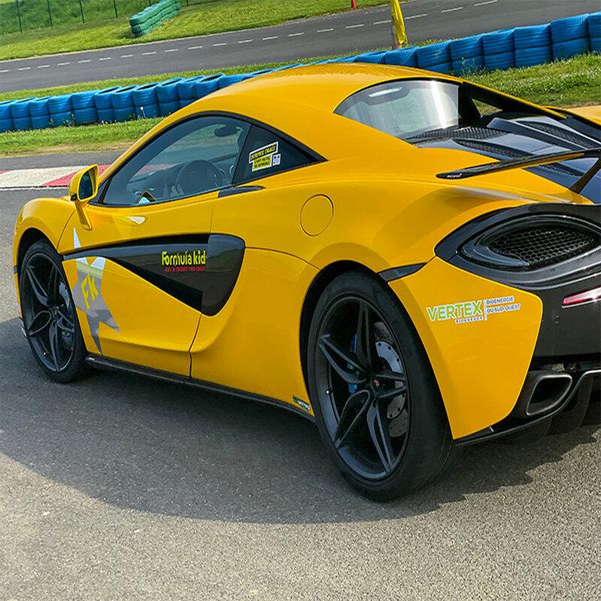 Voir la diapositive 3 : Smartbox Stage pilotage enfant : 3 tours de circuit au volant d'une mclaren 540c - coffret cadeau sport & aventure