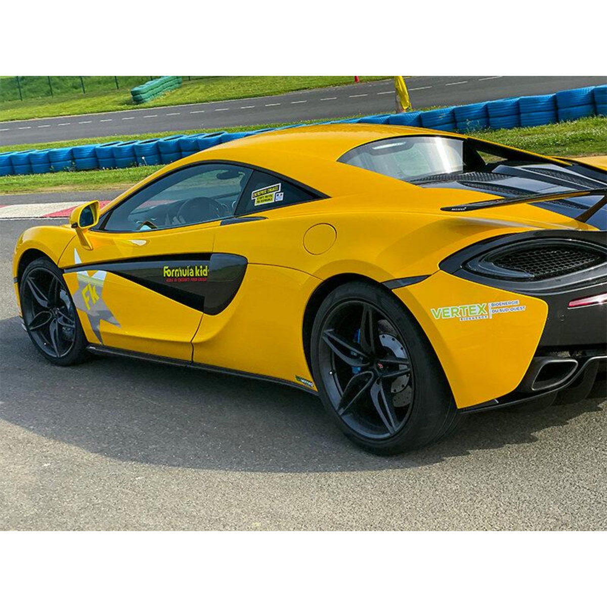 Smartbox Stage pilotage enfant : 3 tours de circuit au volant d'une McLaren 540C - Coffret Cadeau Sport & Aventure