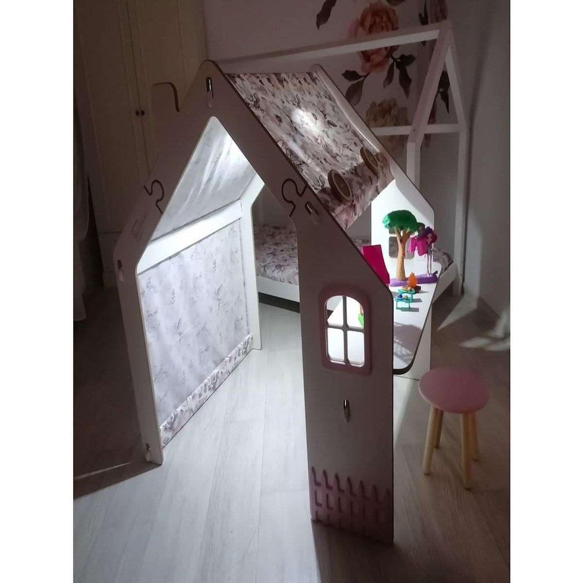Habitat et Jardin Maisonnette pour enfant en bois  Bianelli  avec bureau - 114 x 93 x 120 cm - Blanc / Rose