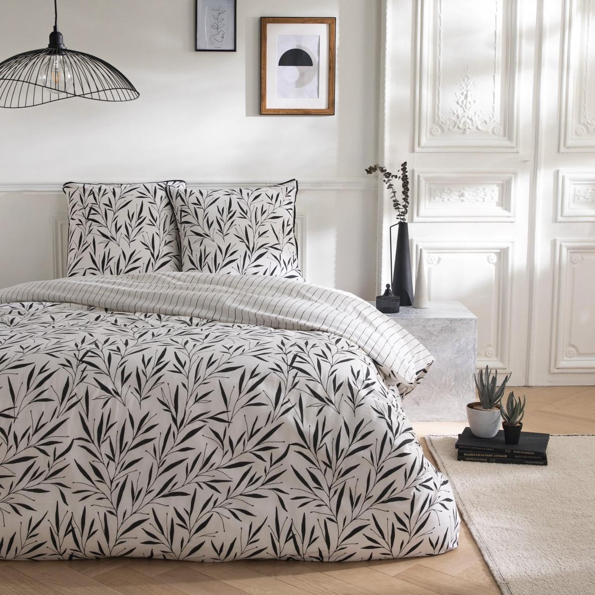 FUTURE HOME Parure de lit 2 personnes feuillage et rayures en coton. Coloris disponibles : Blanc