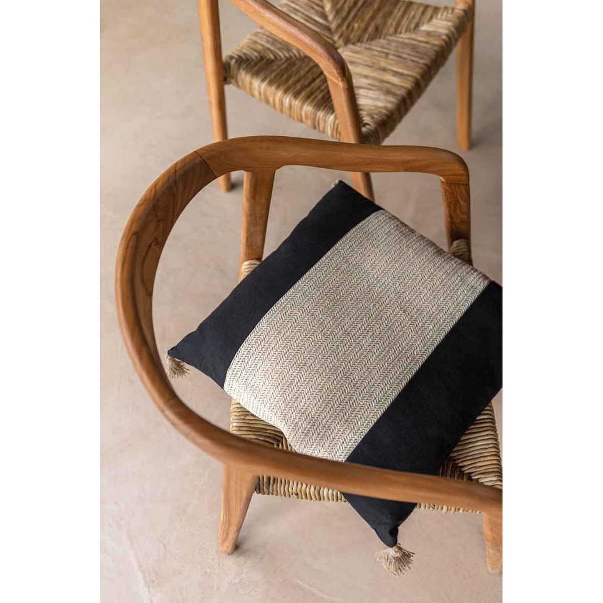 Voir la diapositive 4 : J-LINE Coussin Déco  Tissage  45x45cm Noir & Beige