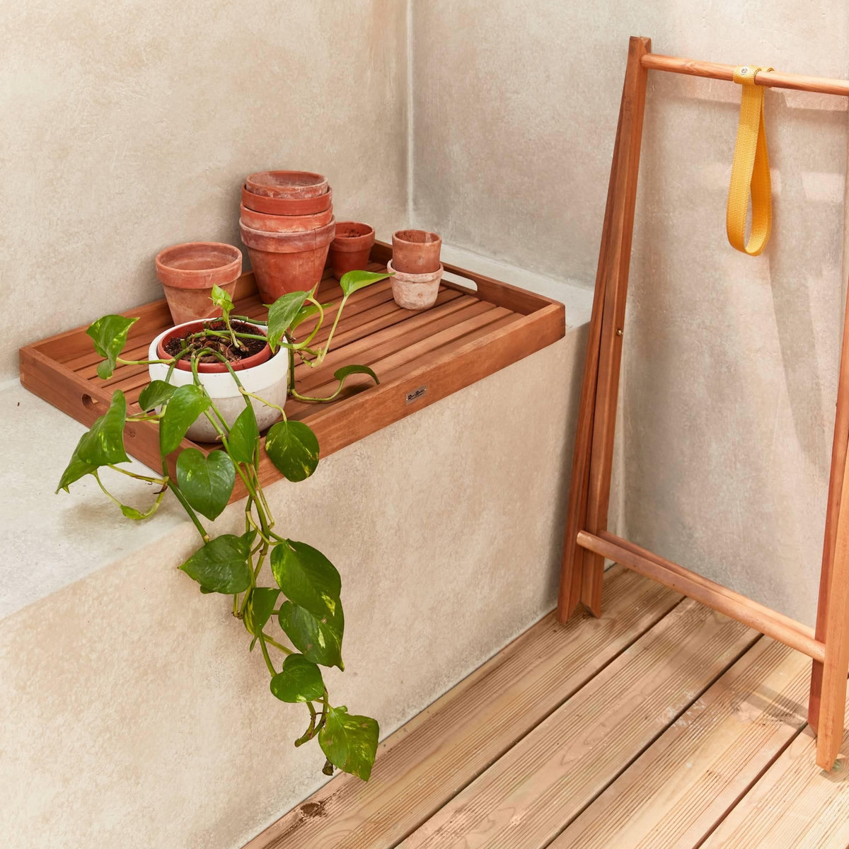 SWEEEK Desserte de jardin en bois 68x44cm - Murcia - Plateau amovible sur pied, table d'appoint, table basse