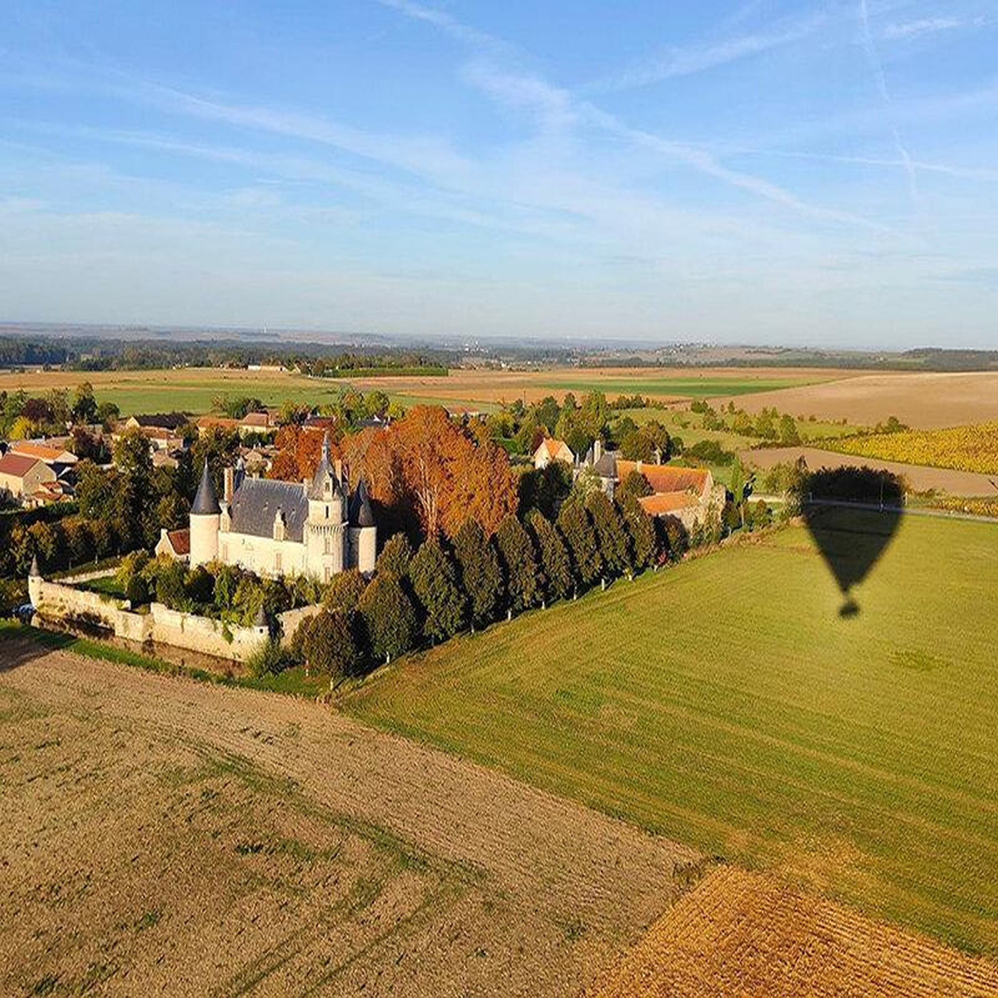 Voir la diapositive 4 : Smartbox Vol en montgolfière au-dessus du marais poitevin avec visite en barque pour 2 personnes - coffret cadeau sport & aventure