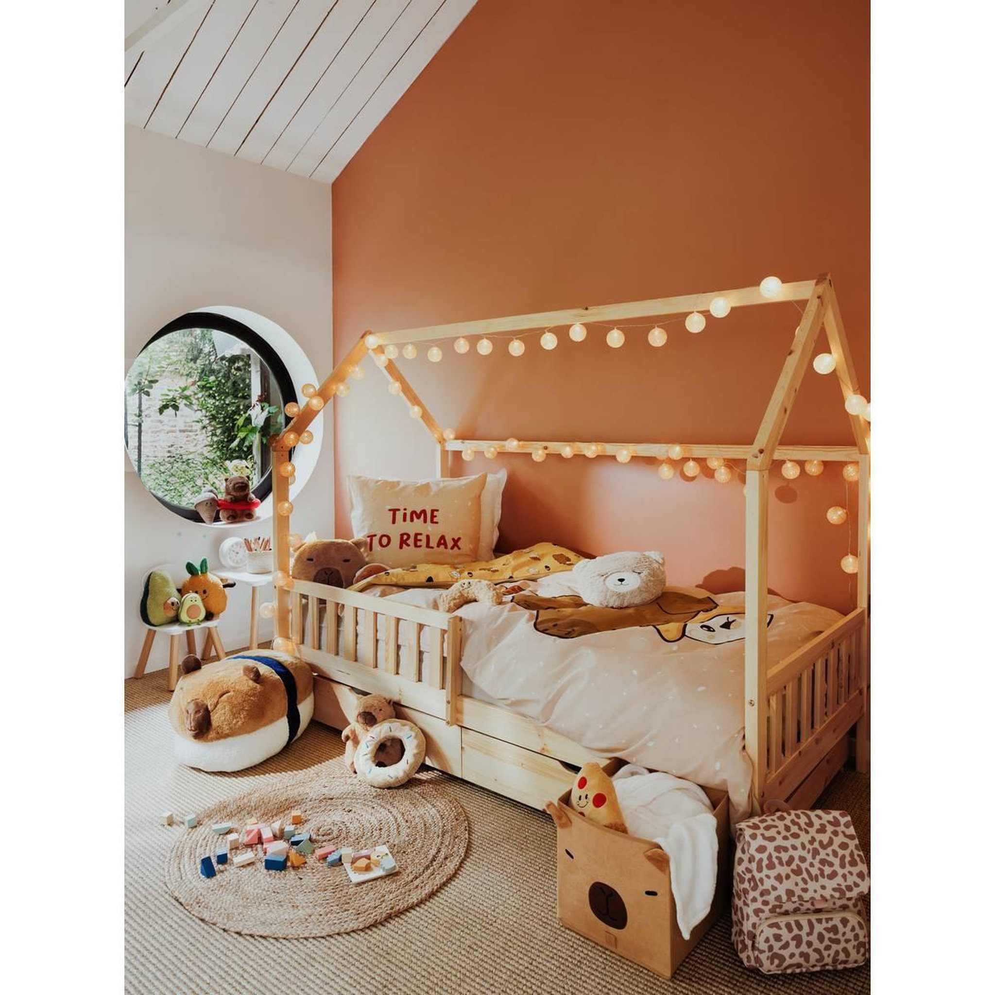 Voir la diapositive 4 : Atmosphera Kids Coussin déco enfant  capy  30cm marron