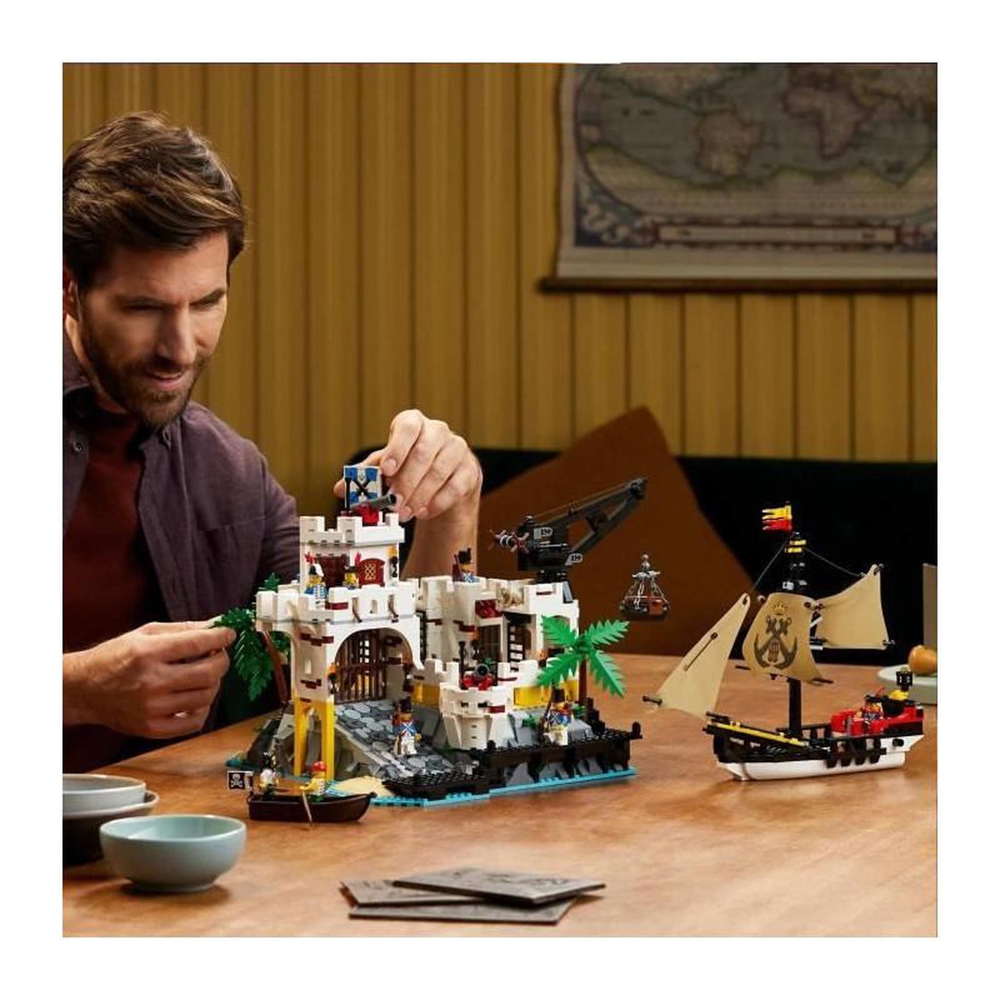 Voir la diapositive 5 : LEGO LEGO 10320 Icons La Forteresse de l'Eldorado, Kit de Maquette pour Adultes avec Bateau Pirate et 8 Minifigurines