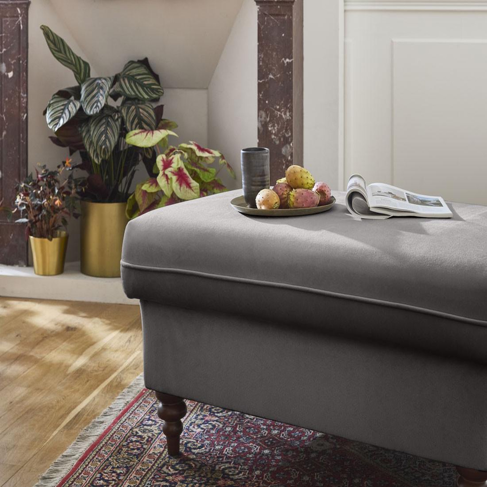 Voir la diapositive 3 : BEST MOBILIER Flamingo - pouf en velours
