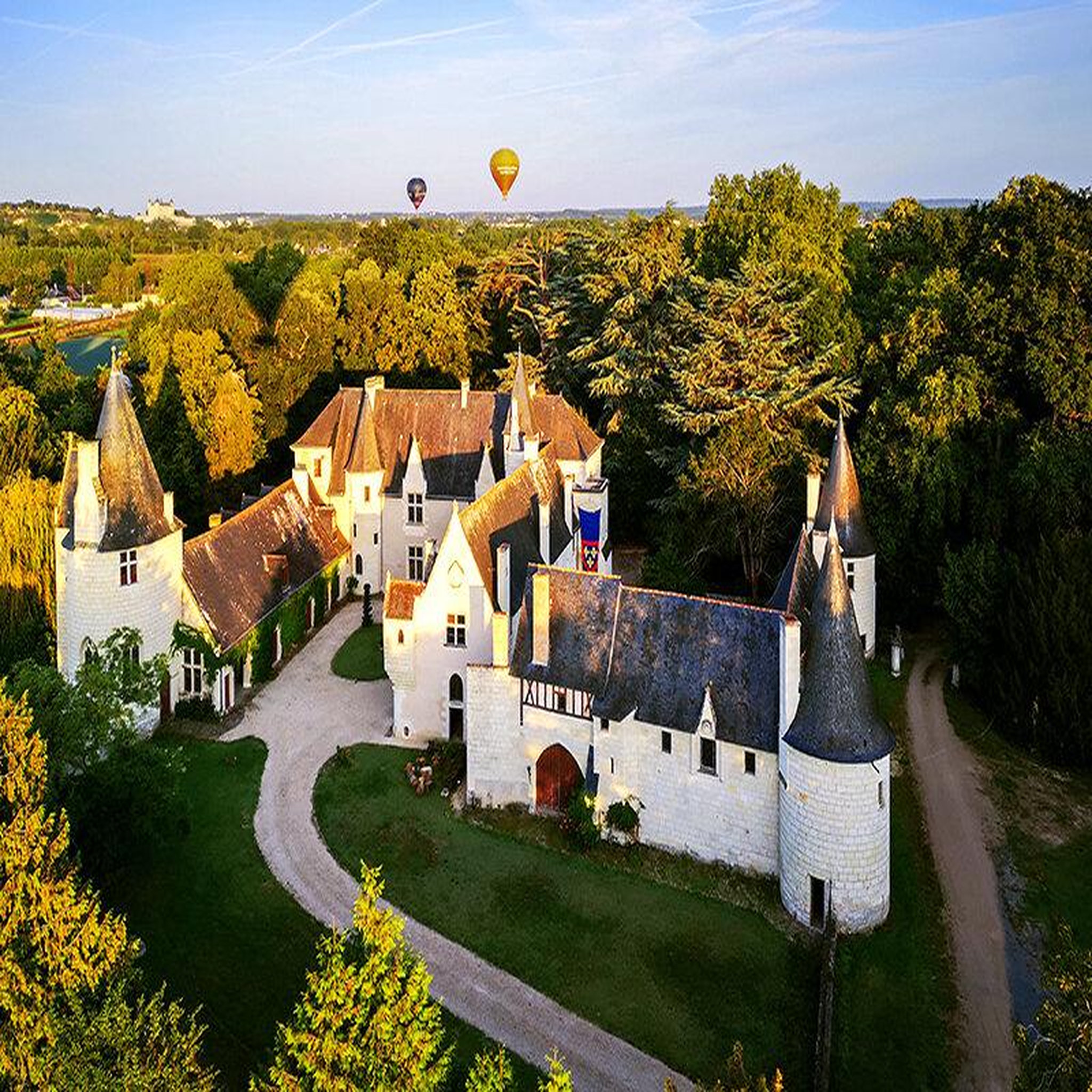 Voir la diapositive 5 : Smartbox Vol en montgolfière au-dessus des châteaux de la loire avec repas 3 plats en semaine pour 2 personnes - coffret cadeau sport & aventure