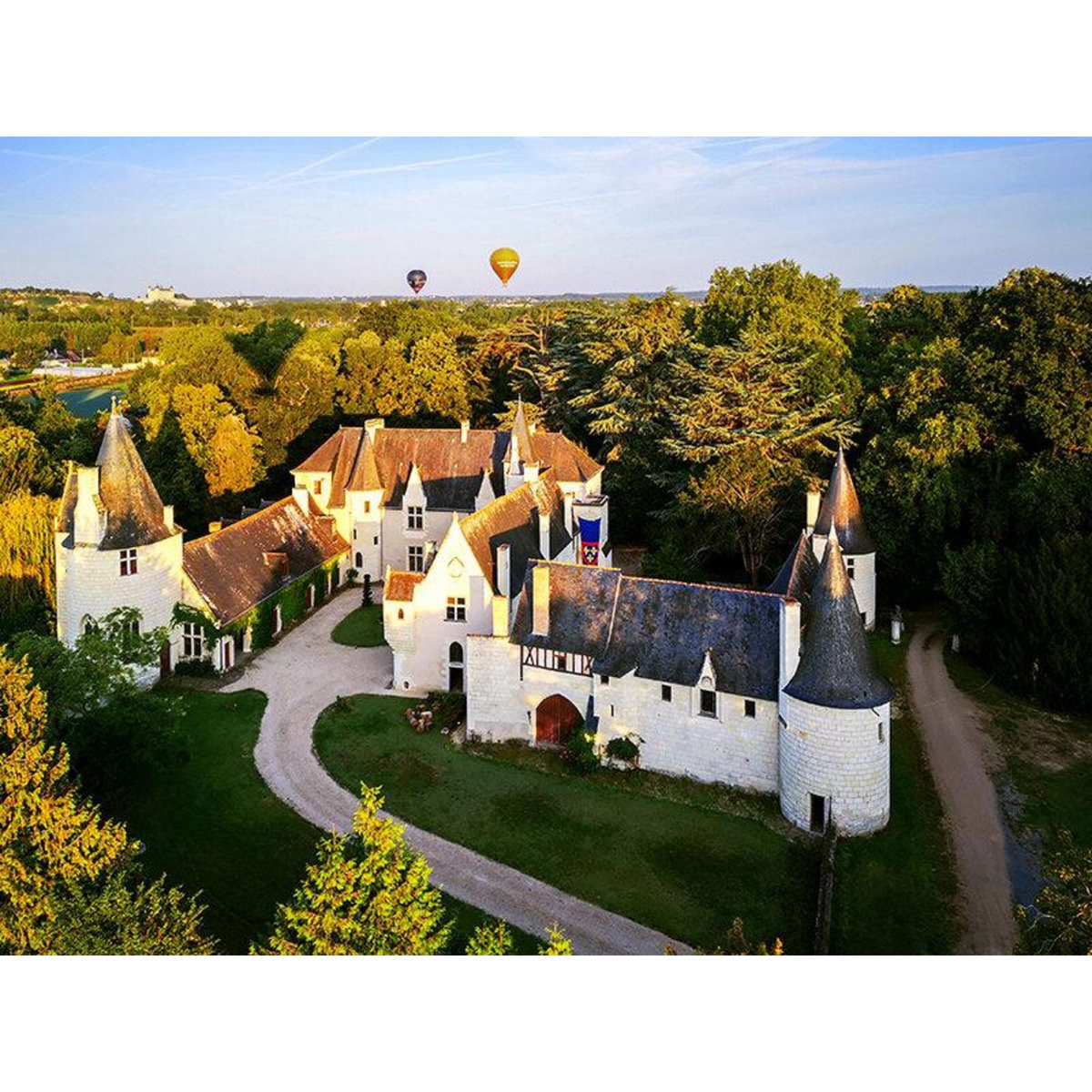 Smartbox Vol en montgolfière au-dessus des châteaux de la Loire avec repas 3 plats en semaine pour 2 personnes - Coffret Cadeau Sport & Aventure