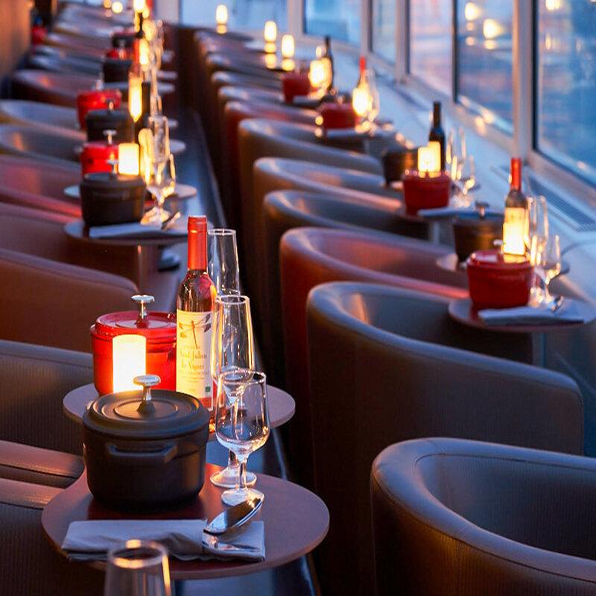 Voir la diapositive 3 : Smartbox Croisière gourmande d'1h45 sur la Seine avec dîner Menu 3 plats sur le Paris en Scène - Coffret Cadeau Gastronomie