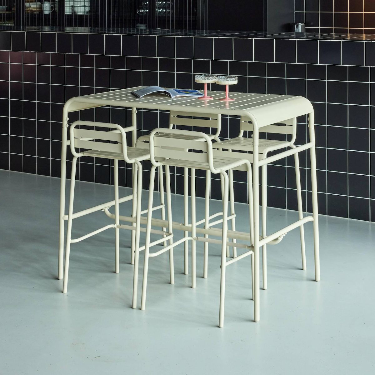 SWEEEK Table haute de jardin AMELIA, 4 chaises hautes en acier, 120 x 70cm x 95cm