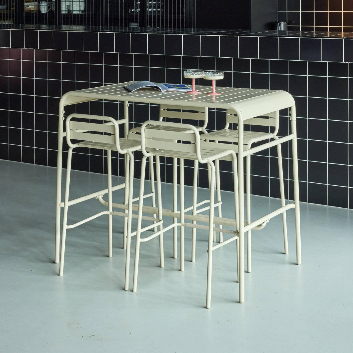 SWEEEK Table haute de jardin AMELIA, 4 chaises hautes en acier, 120 x 70cm x 95cm