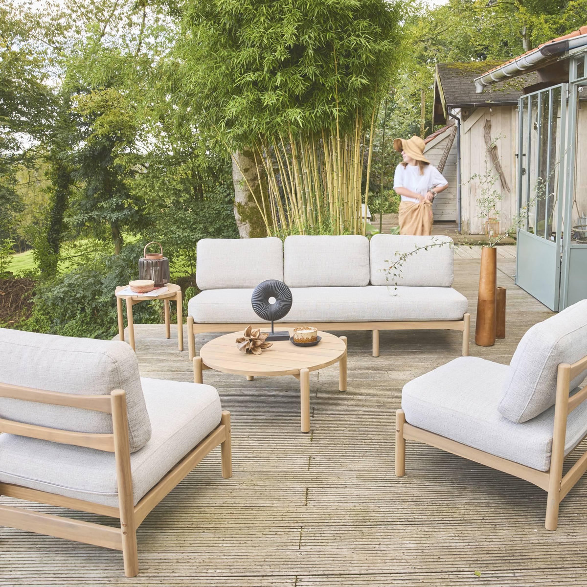 SWEEEK Salon de jardin COPACABANA 5 places en bois d'acacia. housse beige en lin. un banc. deux fauteuils. deux tables