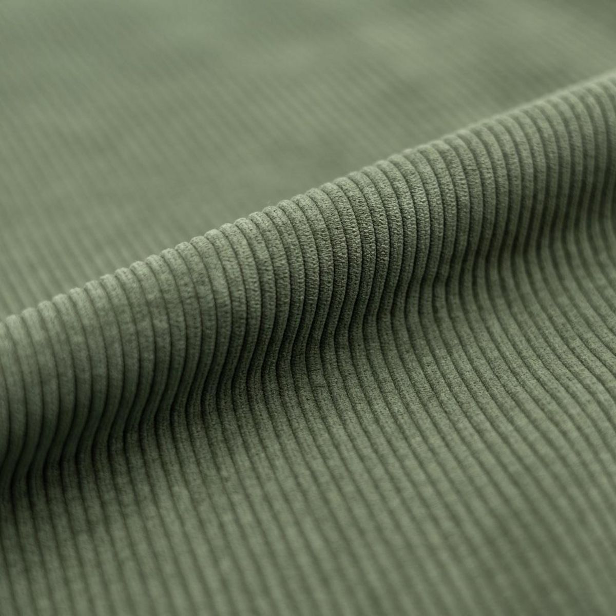 Rendez vous déco Lot de 2 chaises en velours côtelé vert kaki et dossier en noyer - Jade