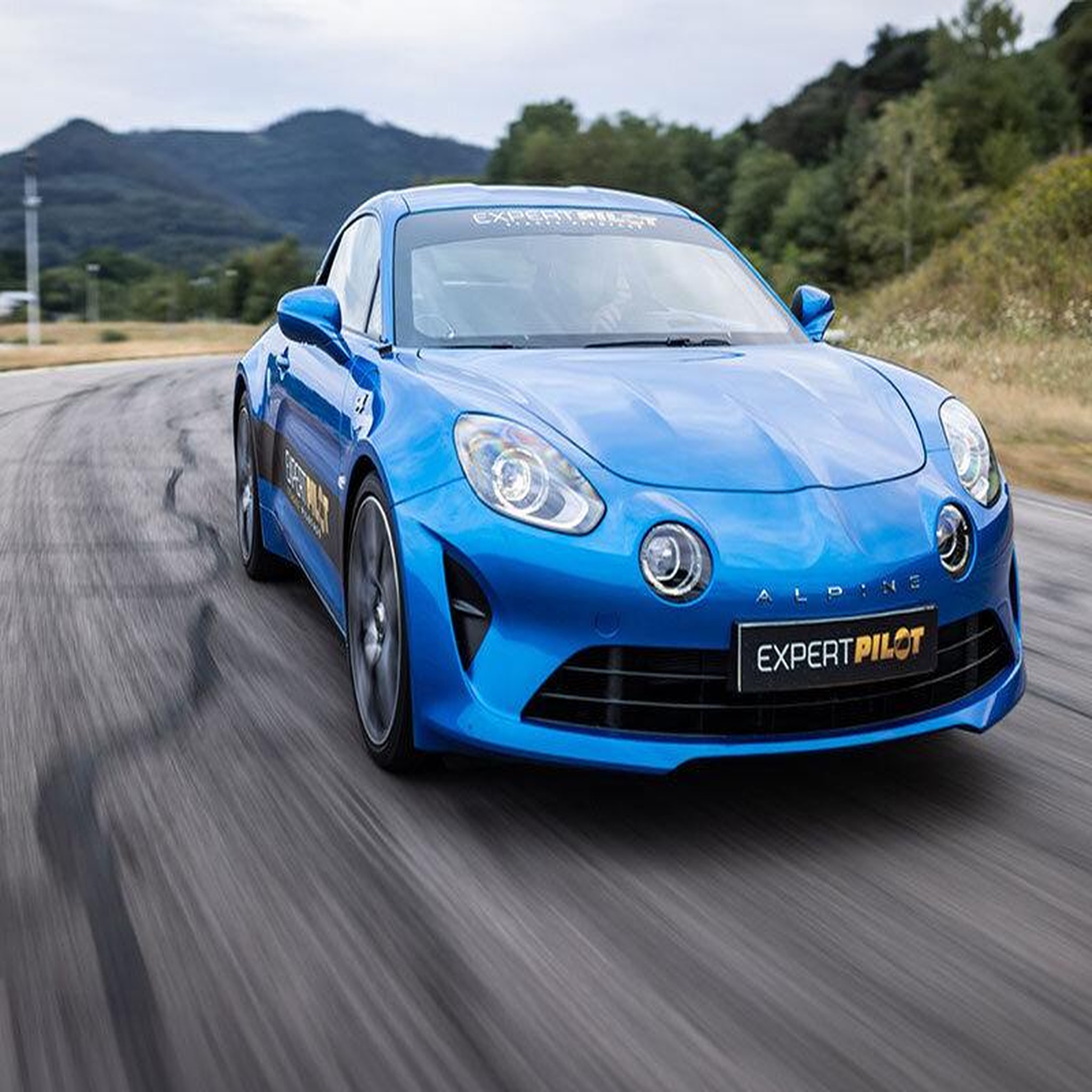 Voir la diapositive 3 : Smartbox Stage de pilotage : 4 tours sur le circuit de chambley en porsche cayman ou alpine a110 - coffret cadeau sport & aventure
