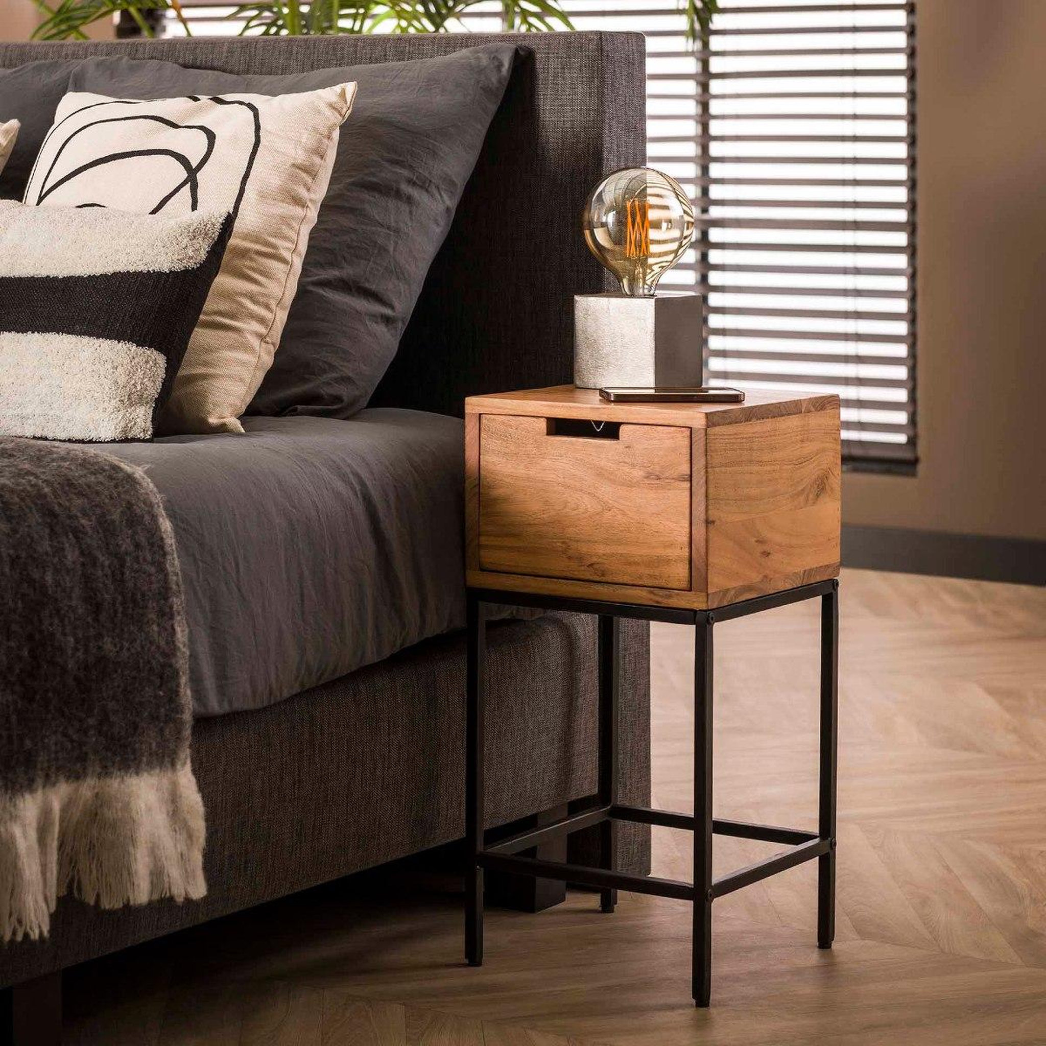 Voir la diapositive 4 : JLC KREATION Table de chevet en bois massif talf