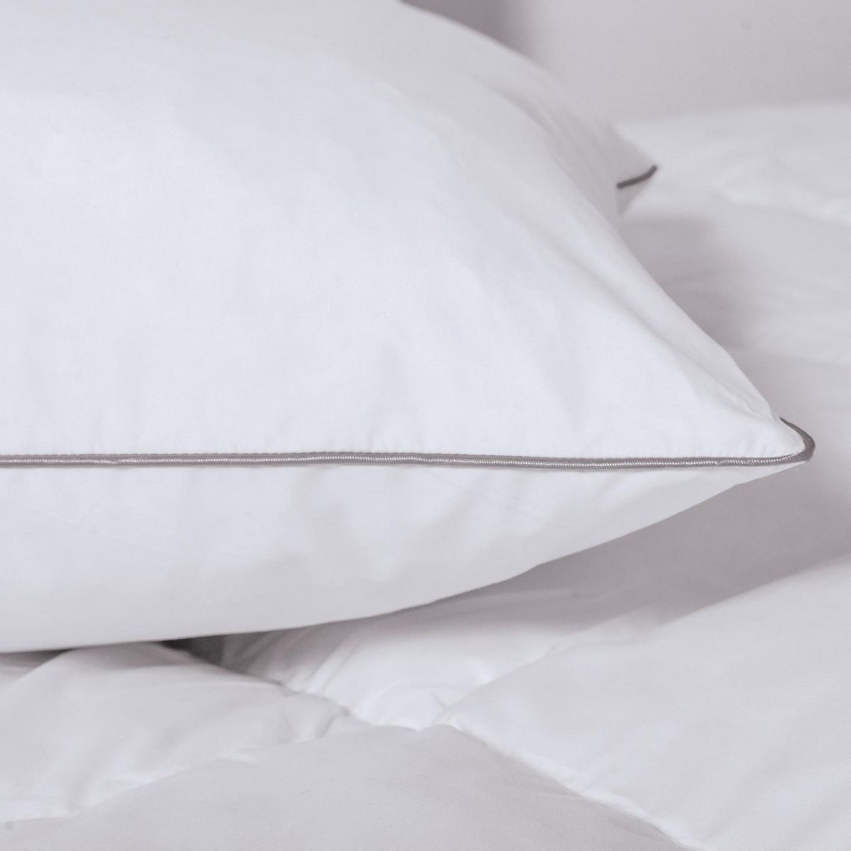 ID MARKET Couette 220x240 CM AELA en plume d'oie anti acarien 500 gr + 2 oreillers