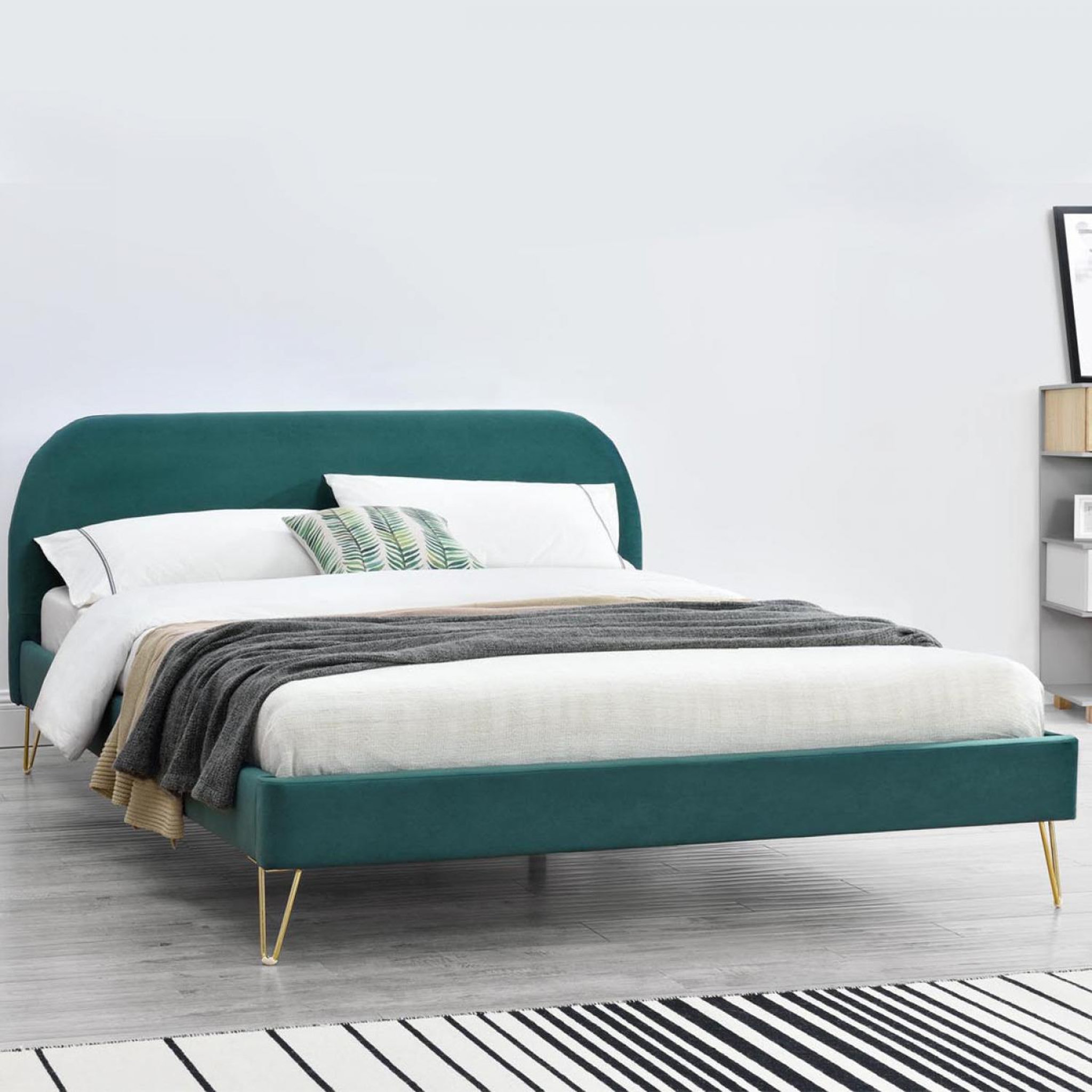 Voir la diapositive 2 : CONCEPT USINE Lit 140 x 190 cm en velours et laiton vert PHOENIX