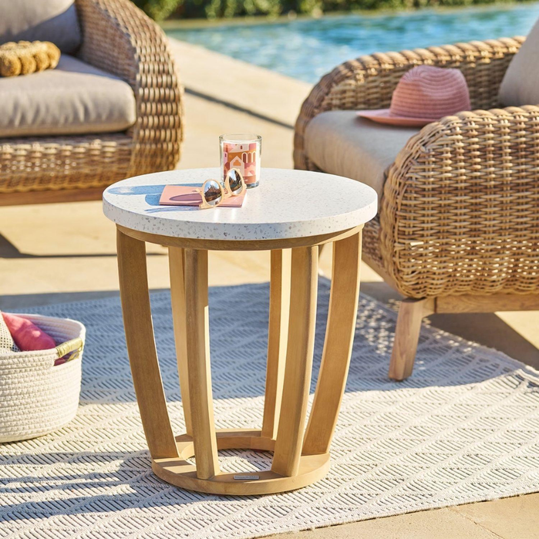 Voir la diapositive 2 : HESPERIDE Table de jardin d'appoint ronde en bois et béton lemindo - marron