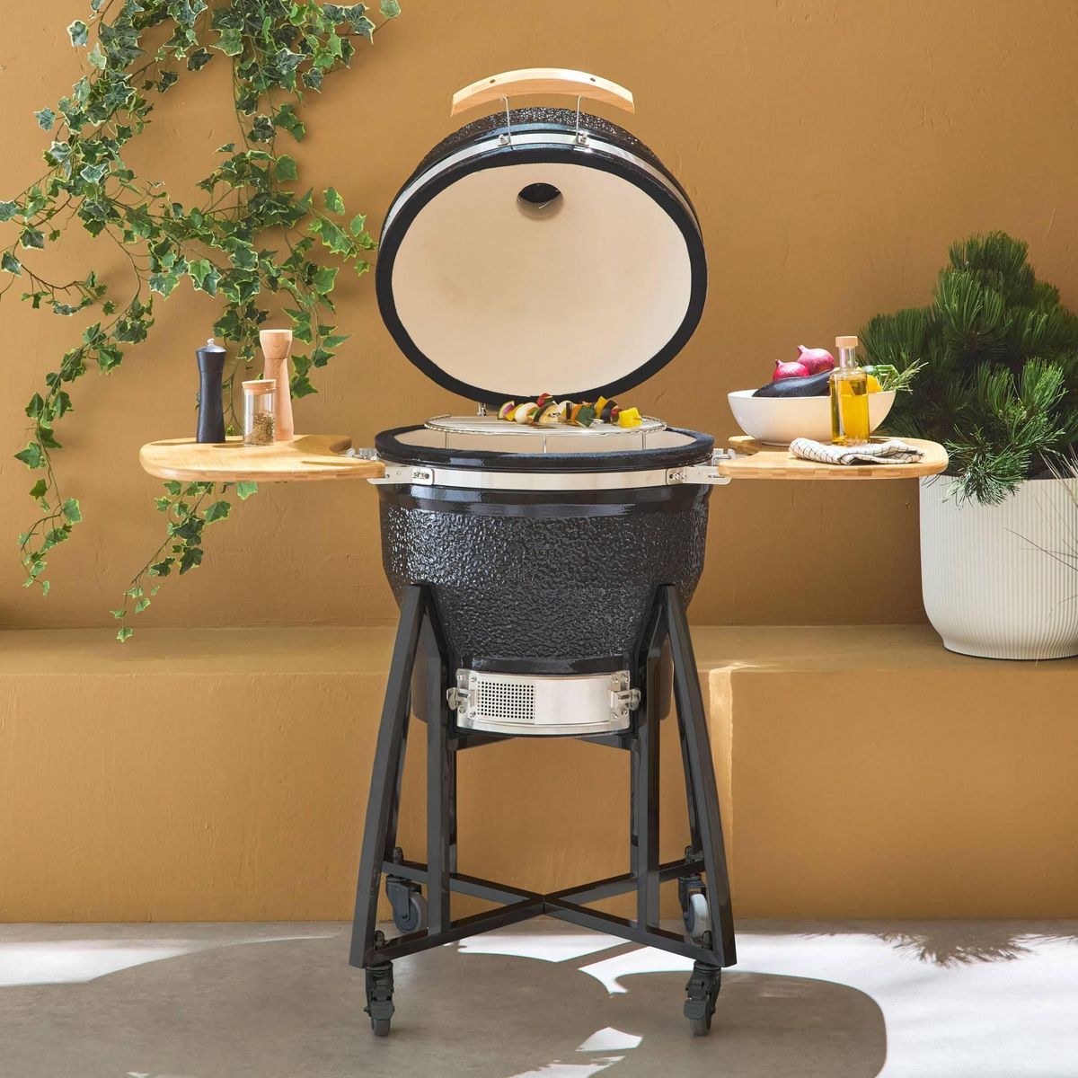 SWEEEK Barbecue charbon en céramique. Kamado Ø 57cm. avec chariot. garde au chaud. récupérateur de cendre et housse. tablettes rétractables