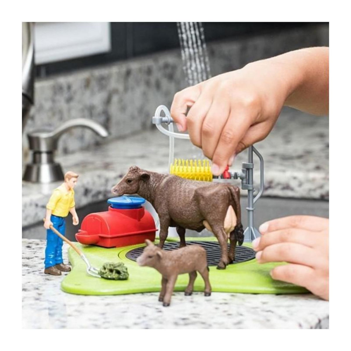 Schleich Station de lavage pour vache, Coffret de jeu avec 1 figurine de vache, 1 veau et 1 figurine humaine - SCHLEICH 42529 FARM WORLD