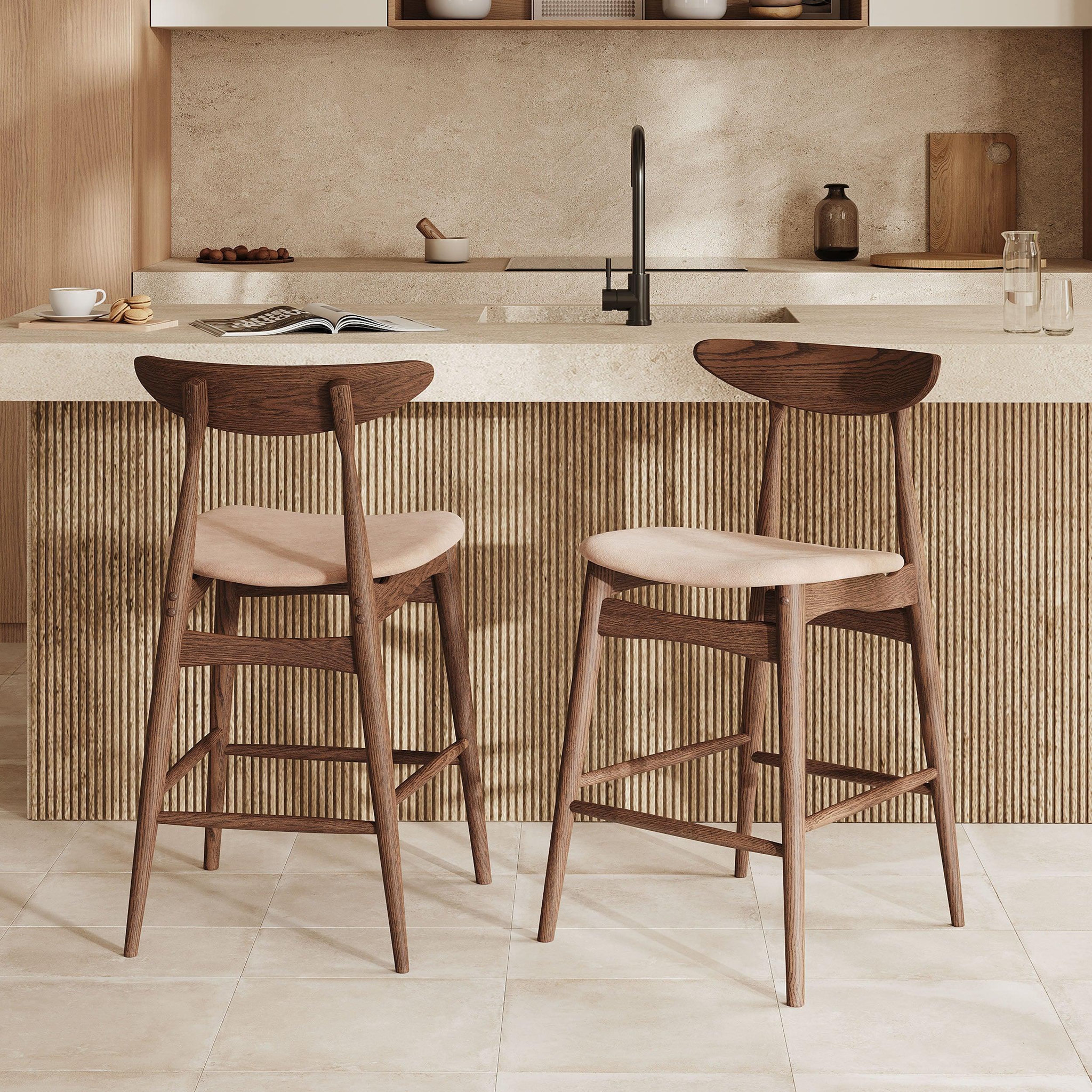 Voir la diapositive 2 : MAISON PAVANE Lot de 2 chaises pour ilot central 63,5 cm en tissu beige et bois-josette