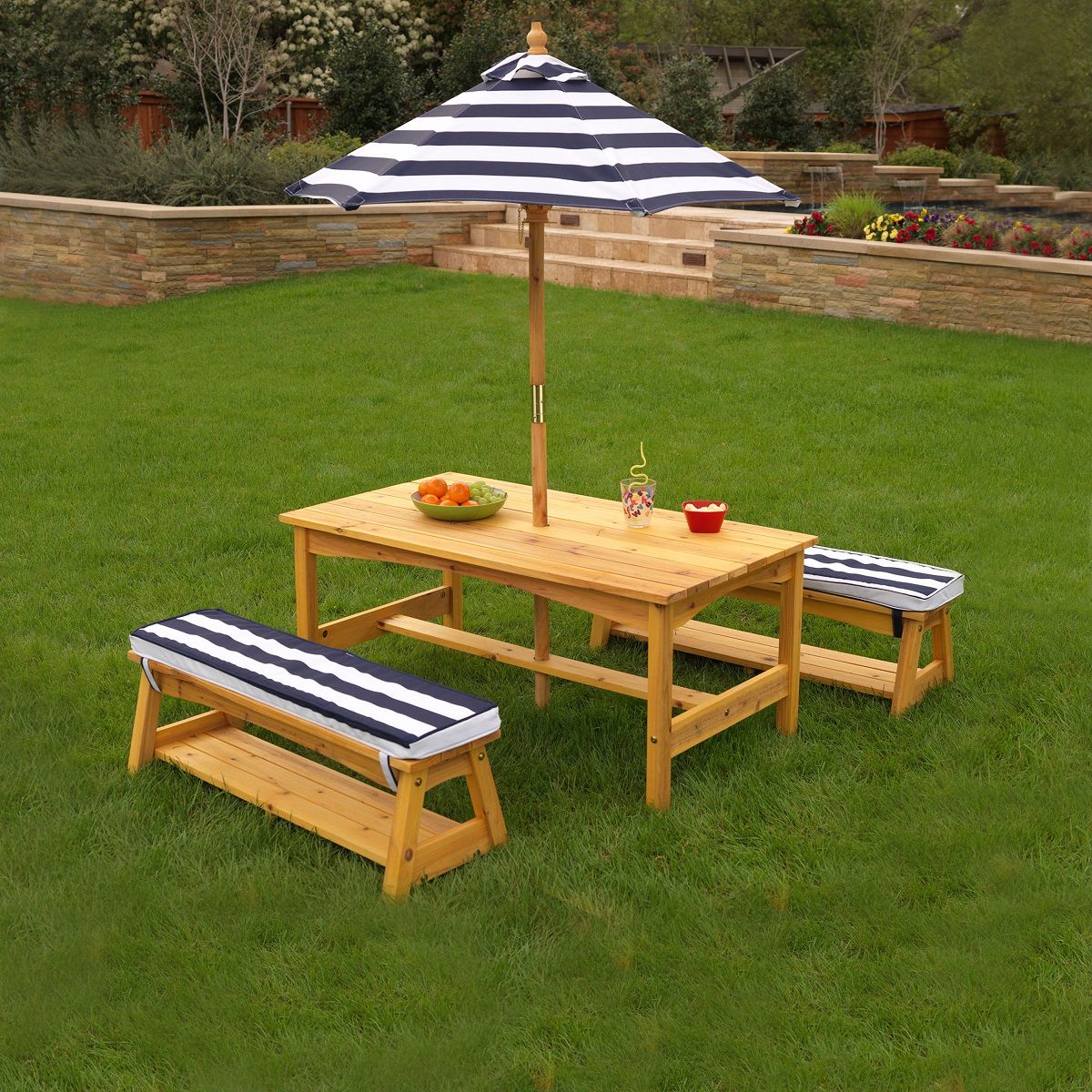 Kidkraft Table et bancs de jardin enfant - Rayé bleu et blanc - Coussins et parasol