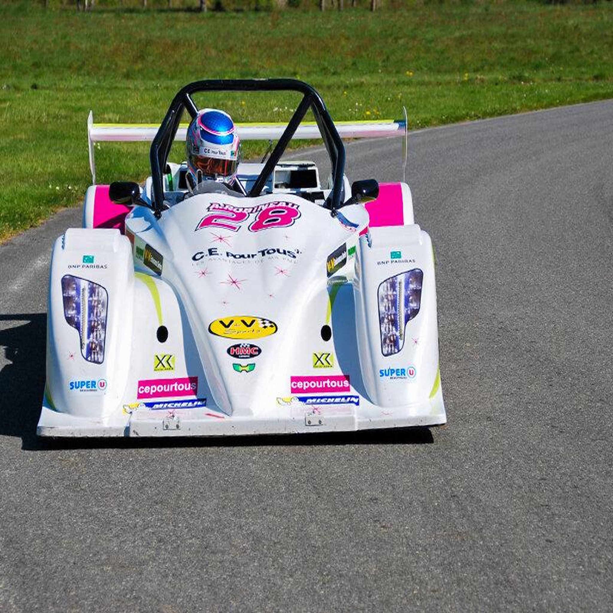 Voir la diapositive 3 : Smartbox Stage de pilotage : 10 tours sur le circuit de lohéac en sport proto funyo 5 - coffret cadeau sport & aventure