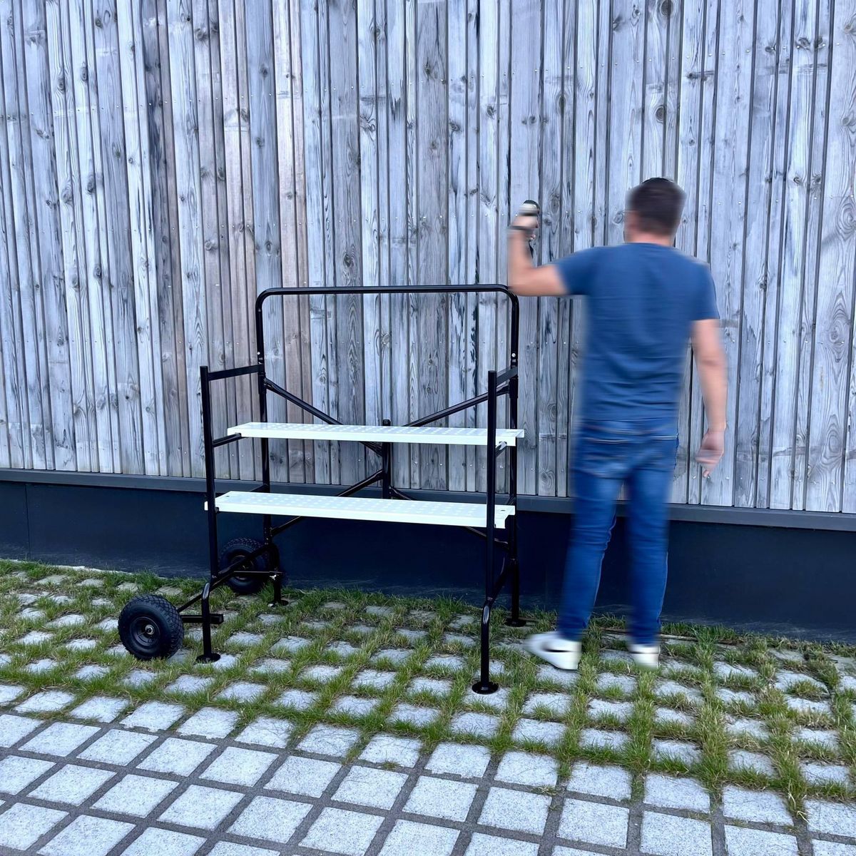 SWEEEK Echafaudage roulant et pliant sur deux niveaux - mobile. 2 roues. L140x l78 x H135cm ouvert. poids supporté 150 kgs